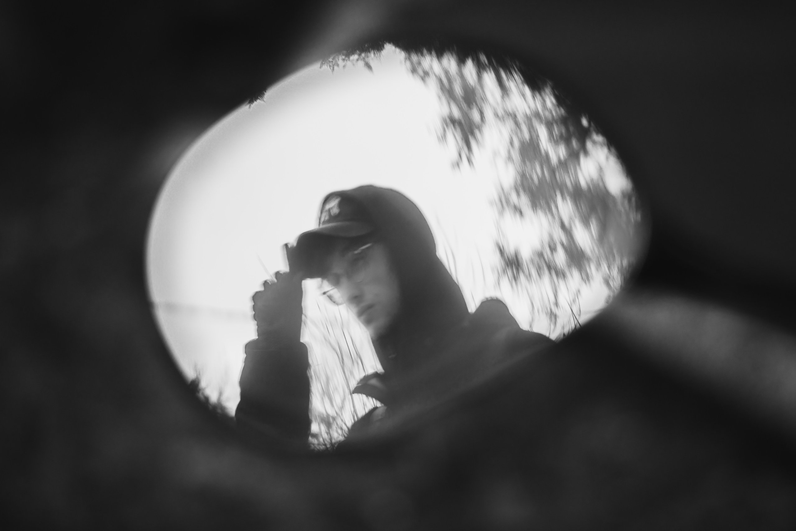 Черно-белая фотография, человек в отражении зеркала мопеда