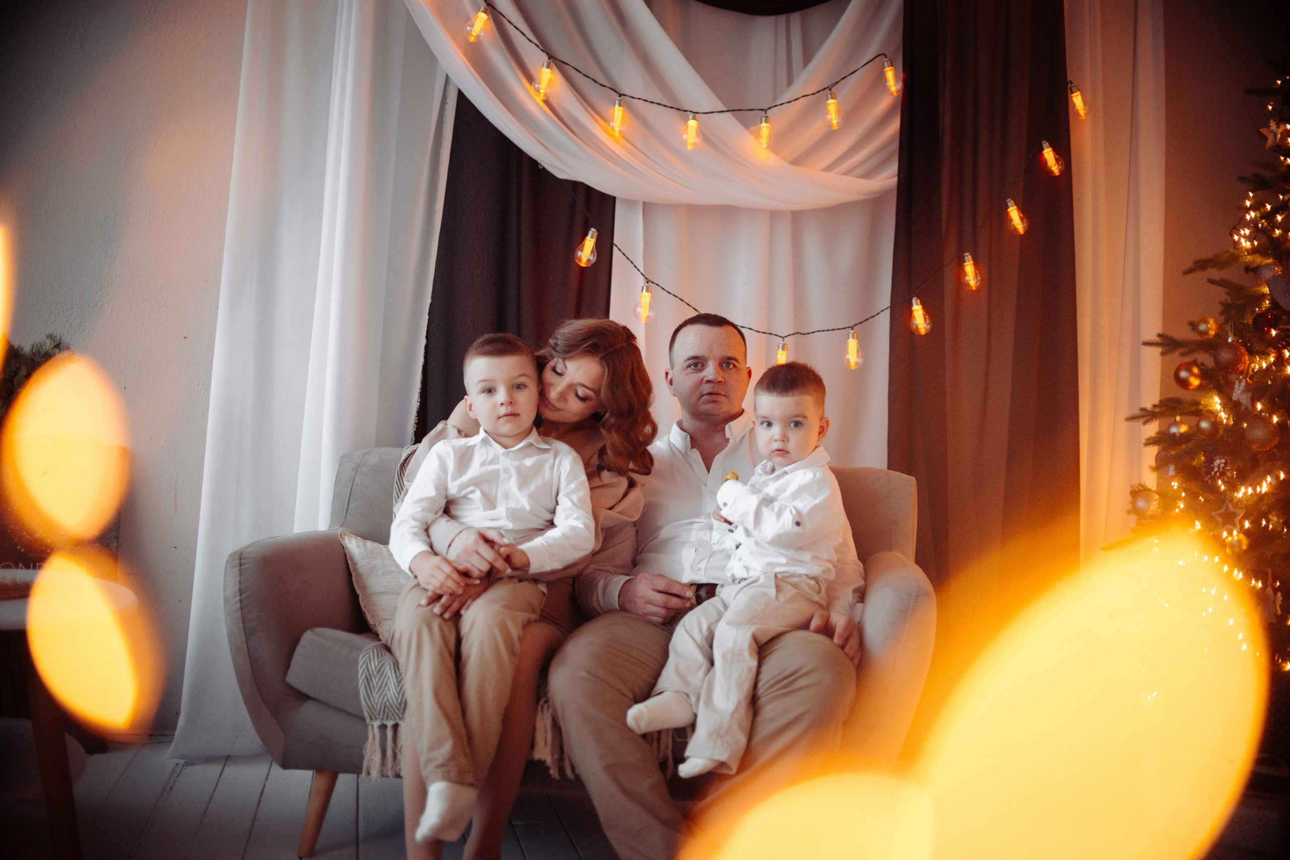 Новогодняя фотосессия мамы, папы и двух малышей