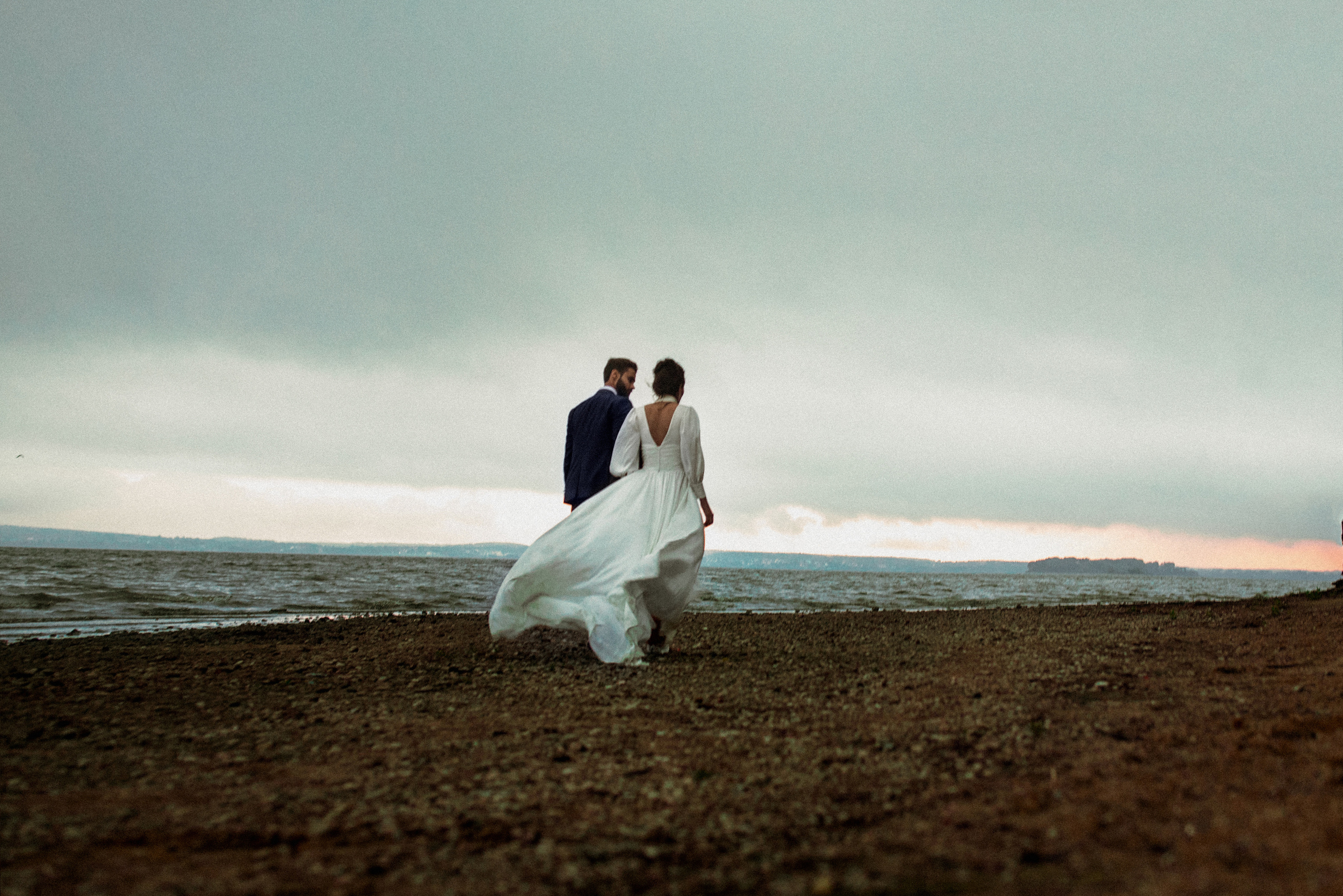 Красивая фотосъемка молодоженов на берегу Минского моря