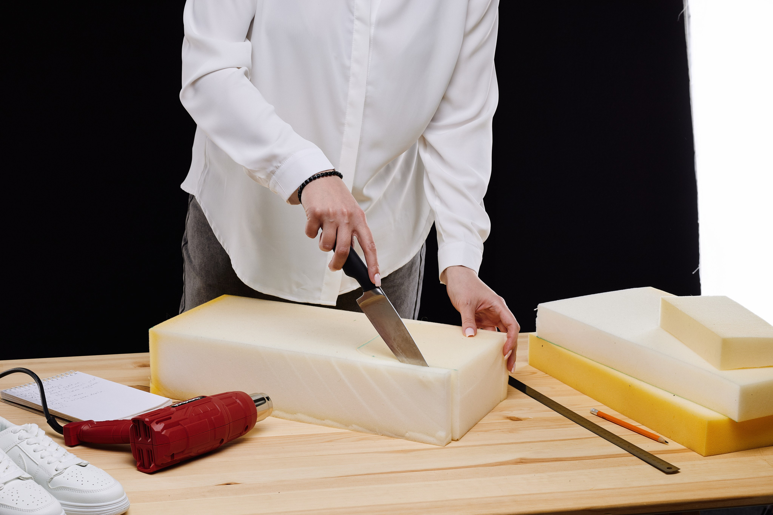 Подготовка товаров перед предметной фотосъемкой. Уютная студия предметной съемки для маркетплейсов в городе Москва