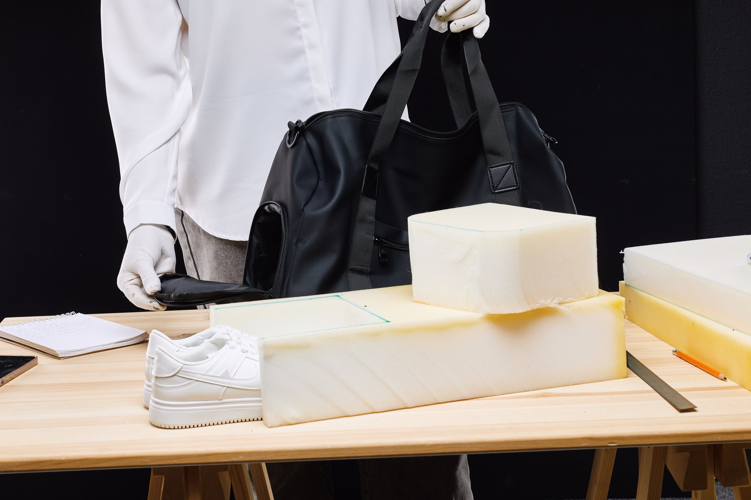 Подготовка товаров перед предметной фотосъемкой. Уютная студия предметной съемки для маркетплейсов в городе Москва