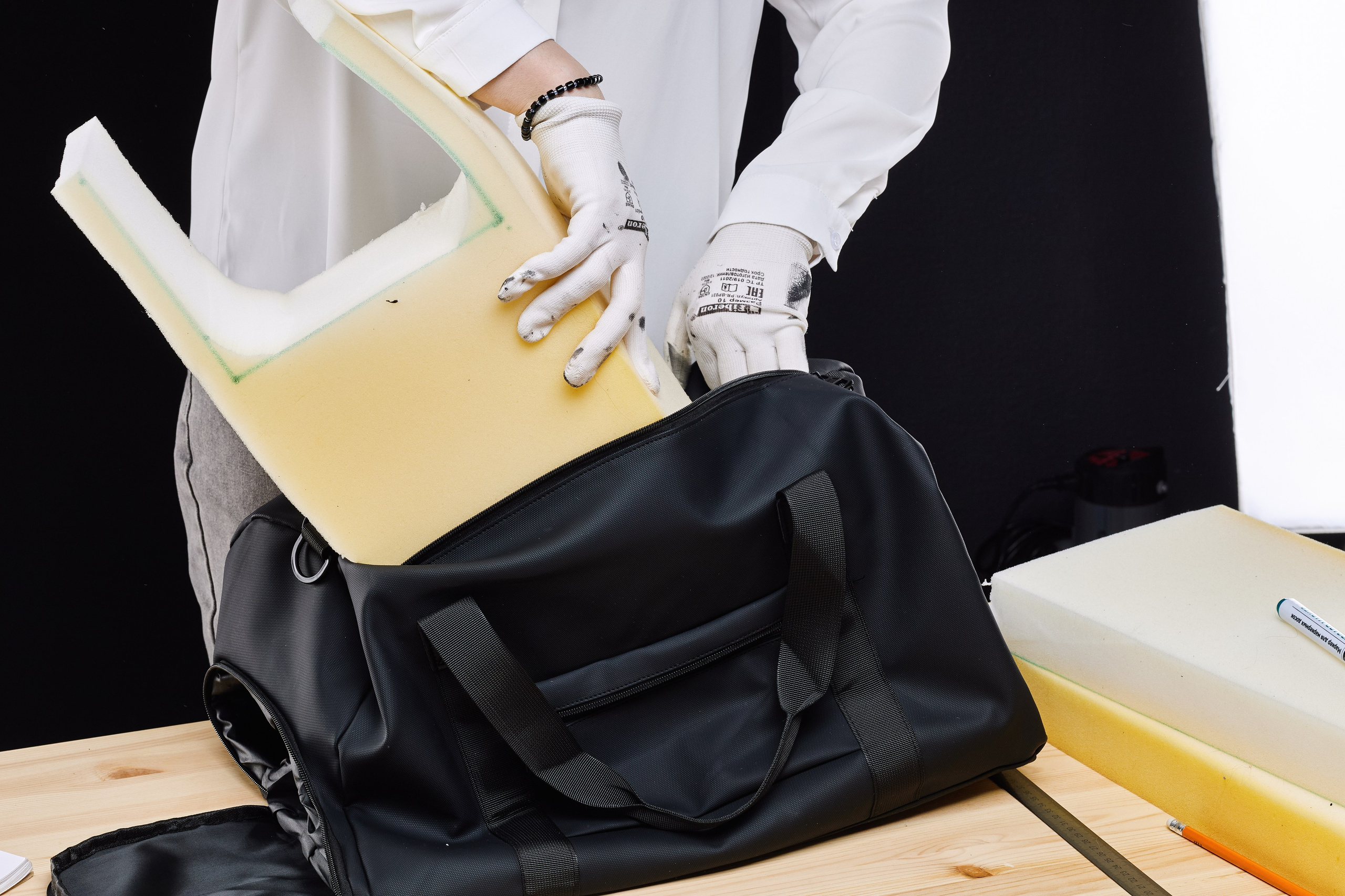 Подготовка товаров перед предметной фотосъемкой. Уютная студия предметной съемки для маркетплейсов в городе Москва