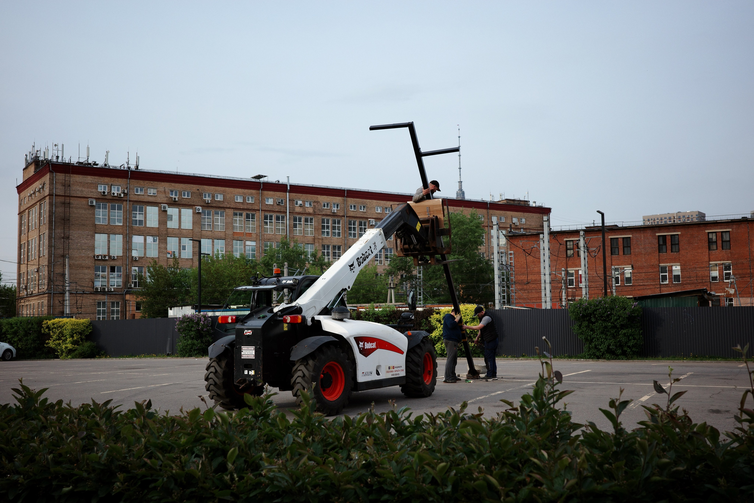 Фотопрогулка по Дизайн-заводу (бывш. «Flacon») и арт-пространству «Хлебозавод» на Дмитровской. Проект «Фотокладовка»: блог уличной фотографии в формате street photo