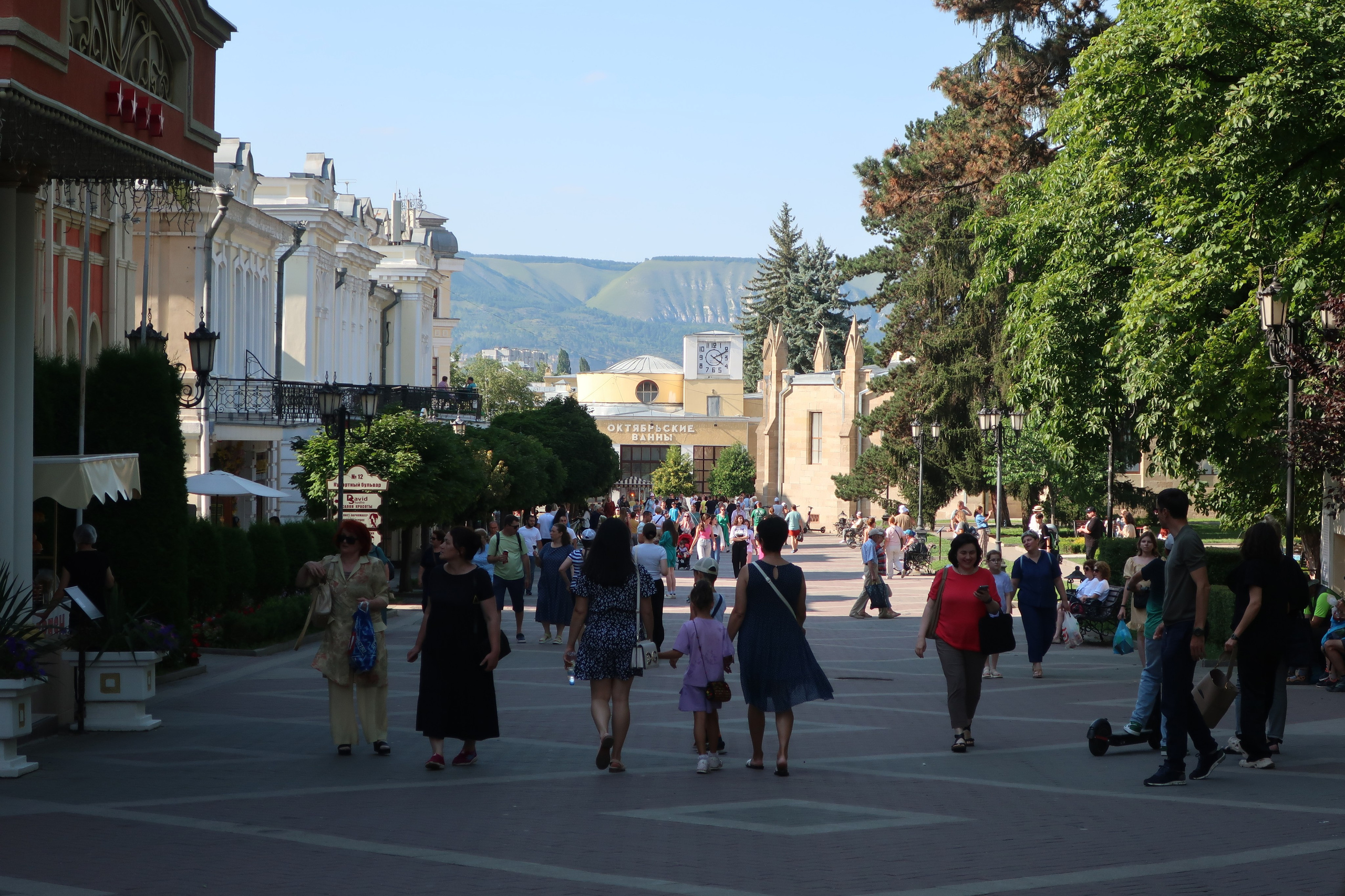 Фотопрогулка по жарким местам Кисловодска. Проект «Фотокладовка»: блог уличной фотографии в формате street photo