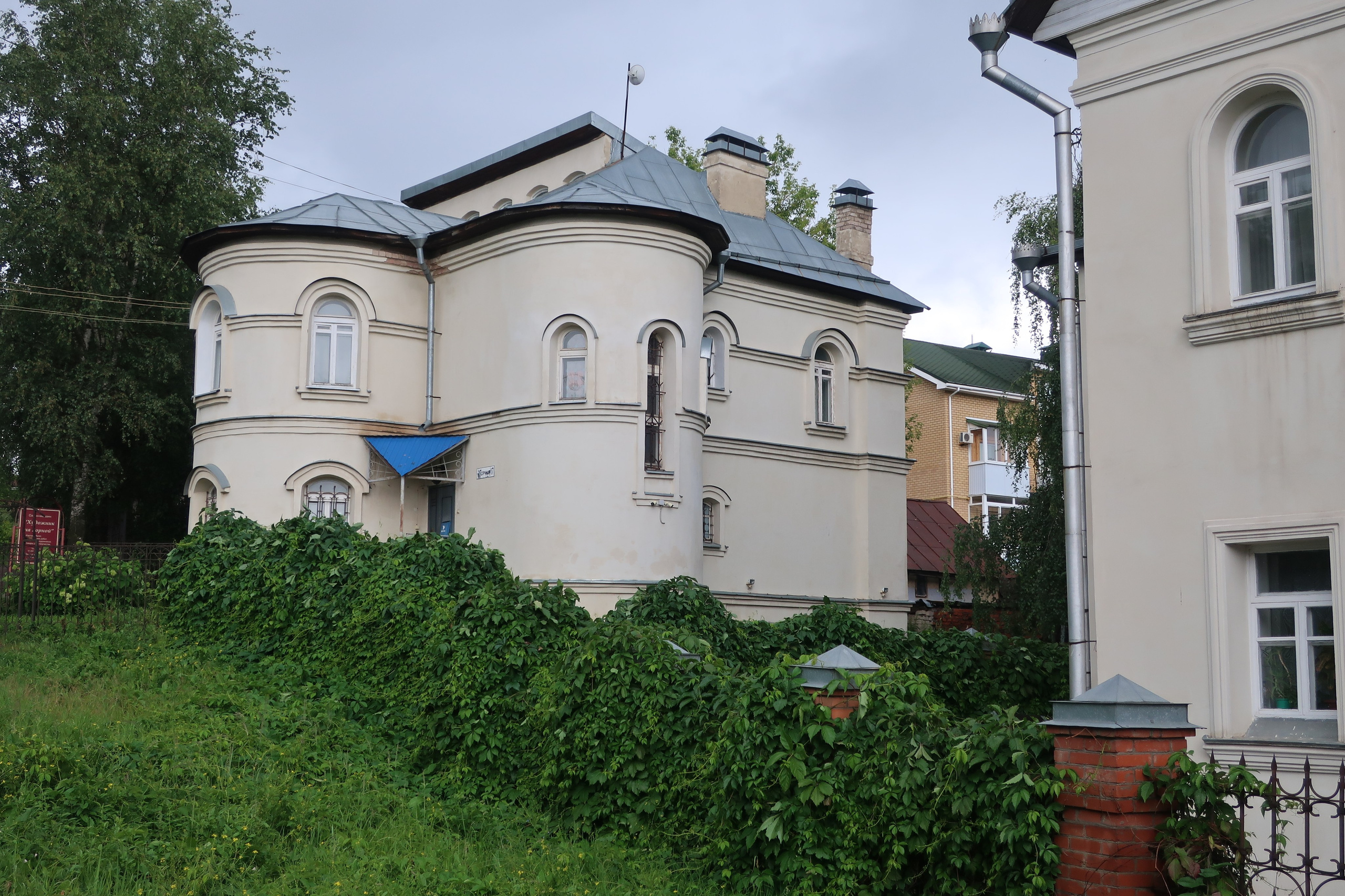 Фотопрогулка по дождливой Костроме, ч.1: Гостиный двор, музей сыра. Проект «Фотокладовка»: блог уличной фотографии в формате street photo