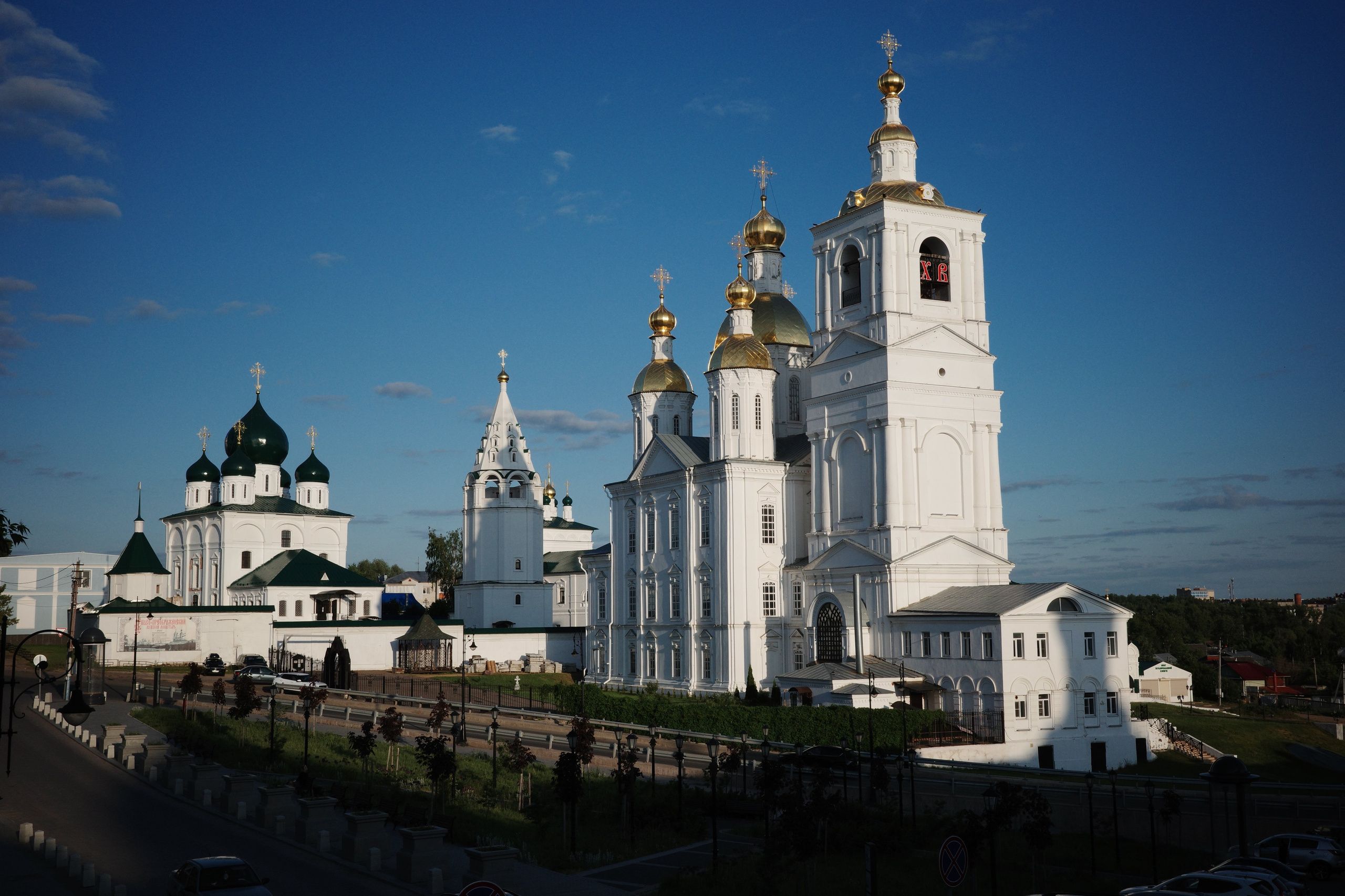 Арзамас: город вывесок, белых храмов и тишины. Фотопрогулка по городу за 1 день. Проект «Фотокладовка»: блог уличной фотографии в формате street photo