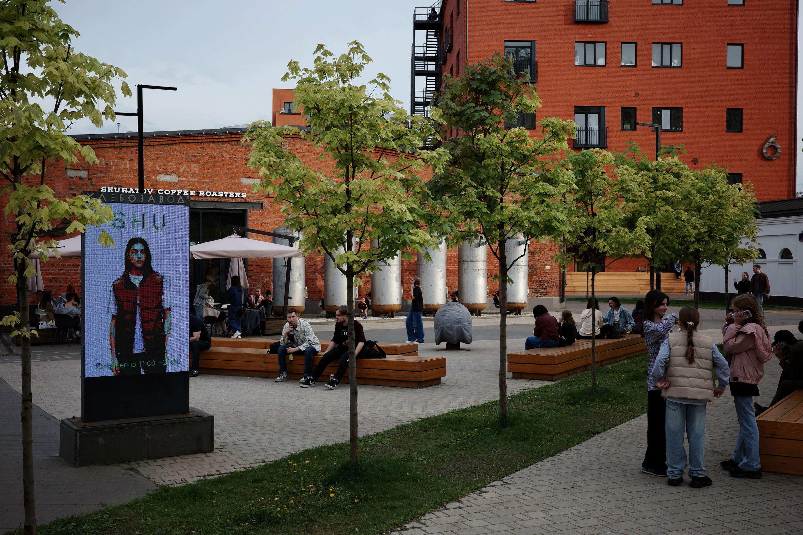 Фотопрогулка по Дизайн-заводу (бывш. «Flacon») и арт-пространству «Хлебозавод» на Дмитровской. Проект «Фотокладовка»: блог уличной фотографии в формате street photo