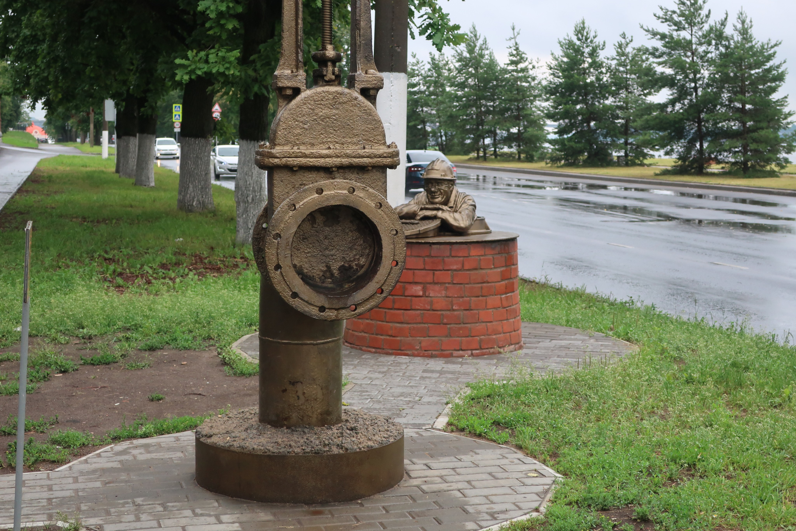Памятник водопроводчику в Кострому
