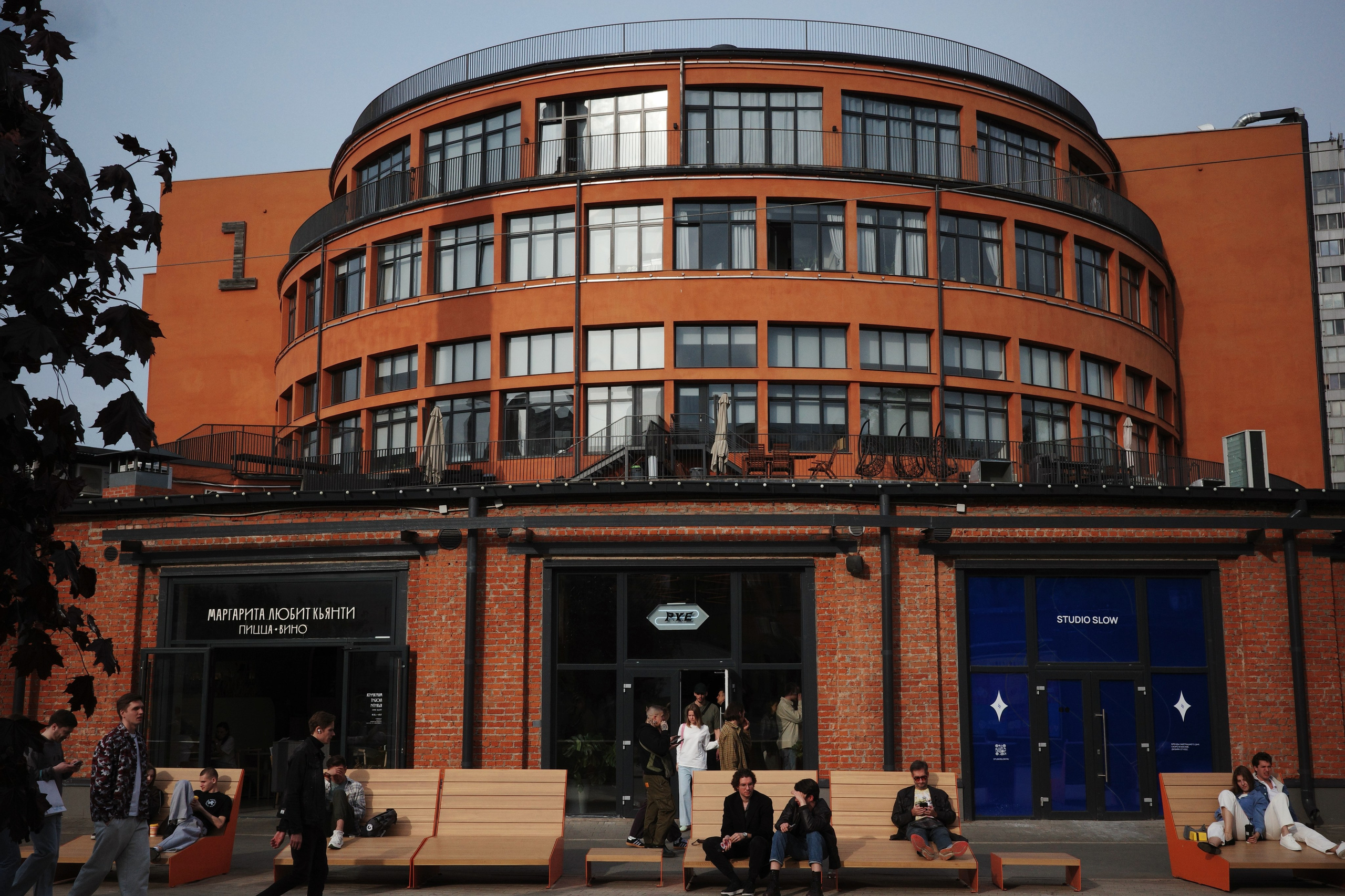 Фотопрогулка по Дизайн-заводу (бывш. «Flacon») и арт-пространству «Хлебозавод» на Дмитровской. Проект «Фотокладовка»: блог уличной фотографии в формате street photo