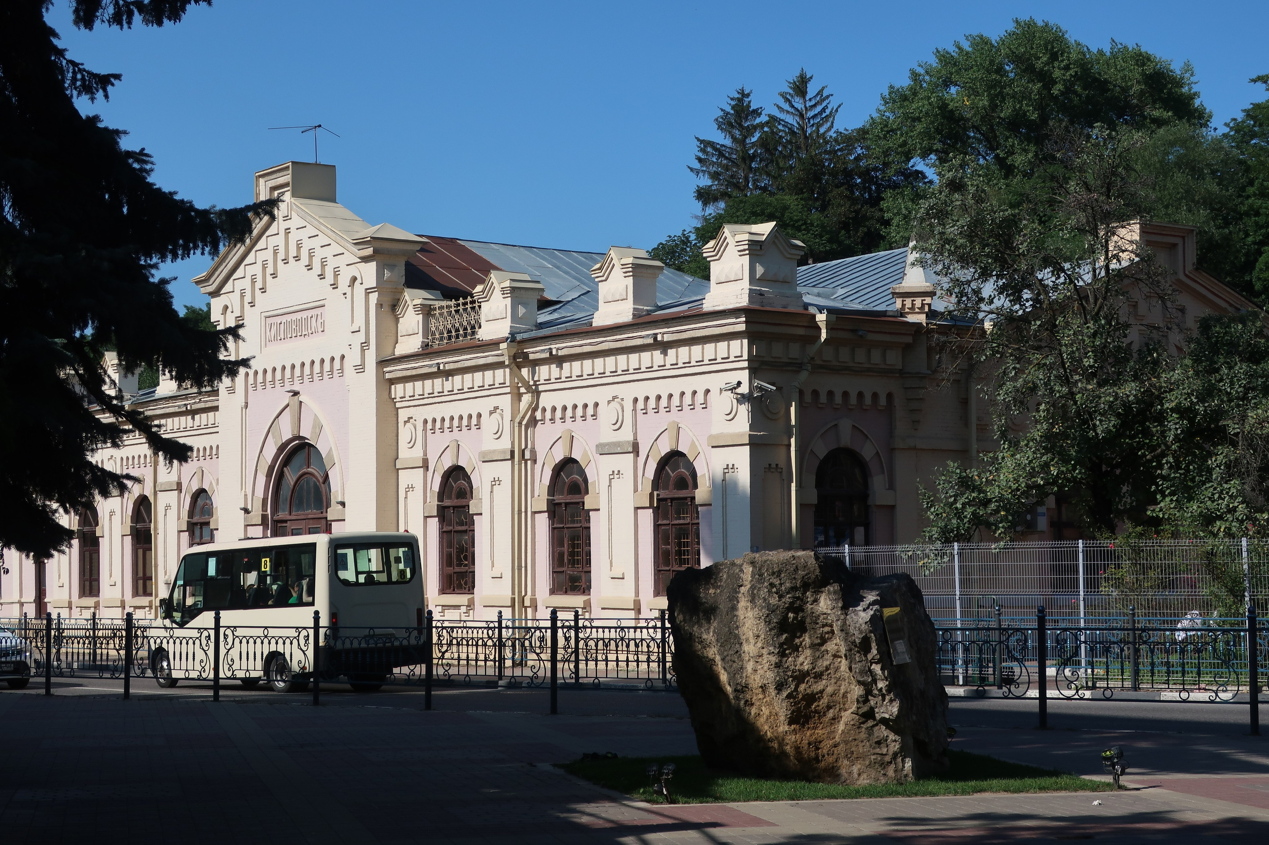 Фотопрогулка по жарким местам Кисловодска. Проект «Фотокладовка»: блог уличной фотографии в формате street photo