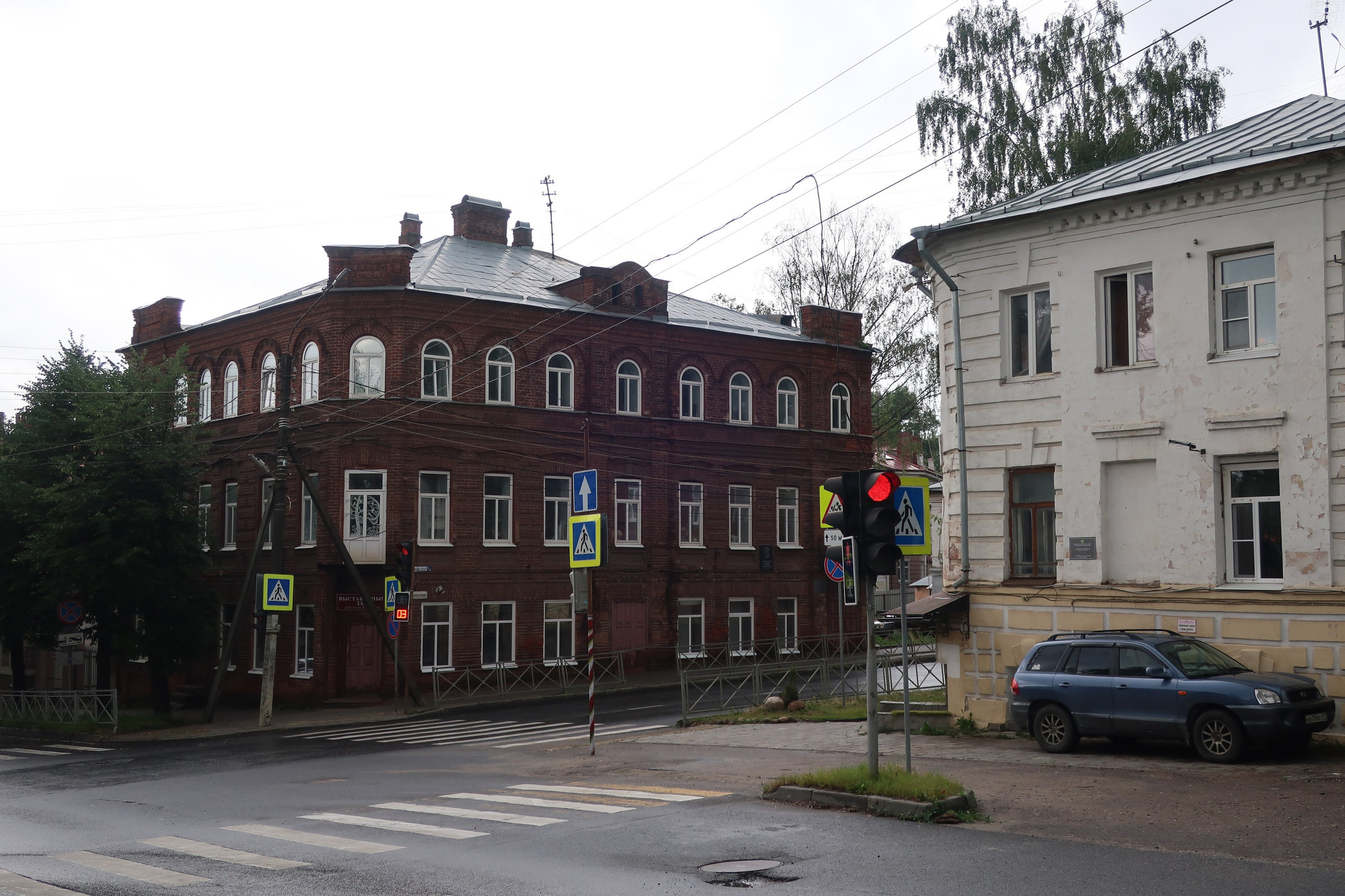 Фотопрогулка по дождливой Костроме, ч.1: Гостиный двор, музей сыра. Проект «Фотокладовка»: блог уличной фотографии в формате street photo