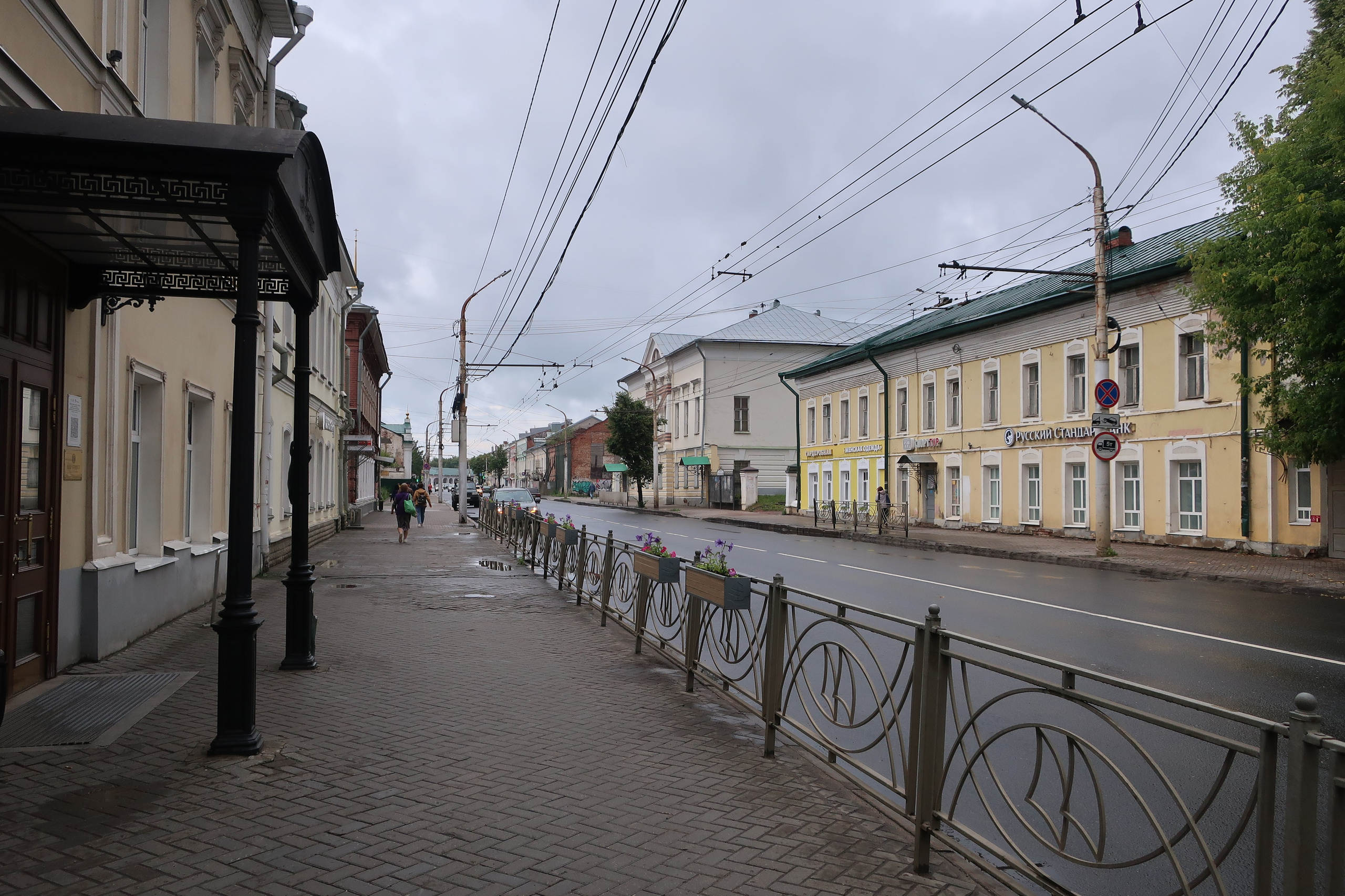 Фотопрогулка по дождливой Костроме, ч.1: Гостиный двор, музей сыра. Проект «Фотокладовка»: блог уличной фотографии в формате street photo