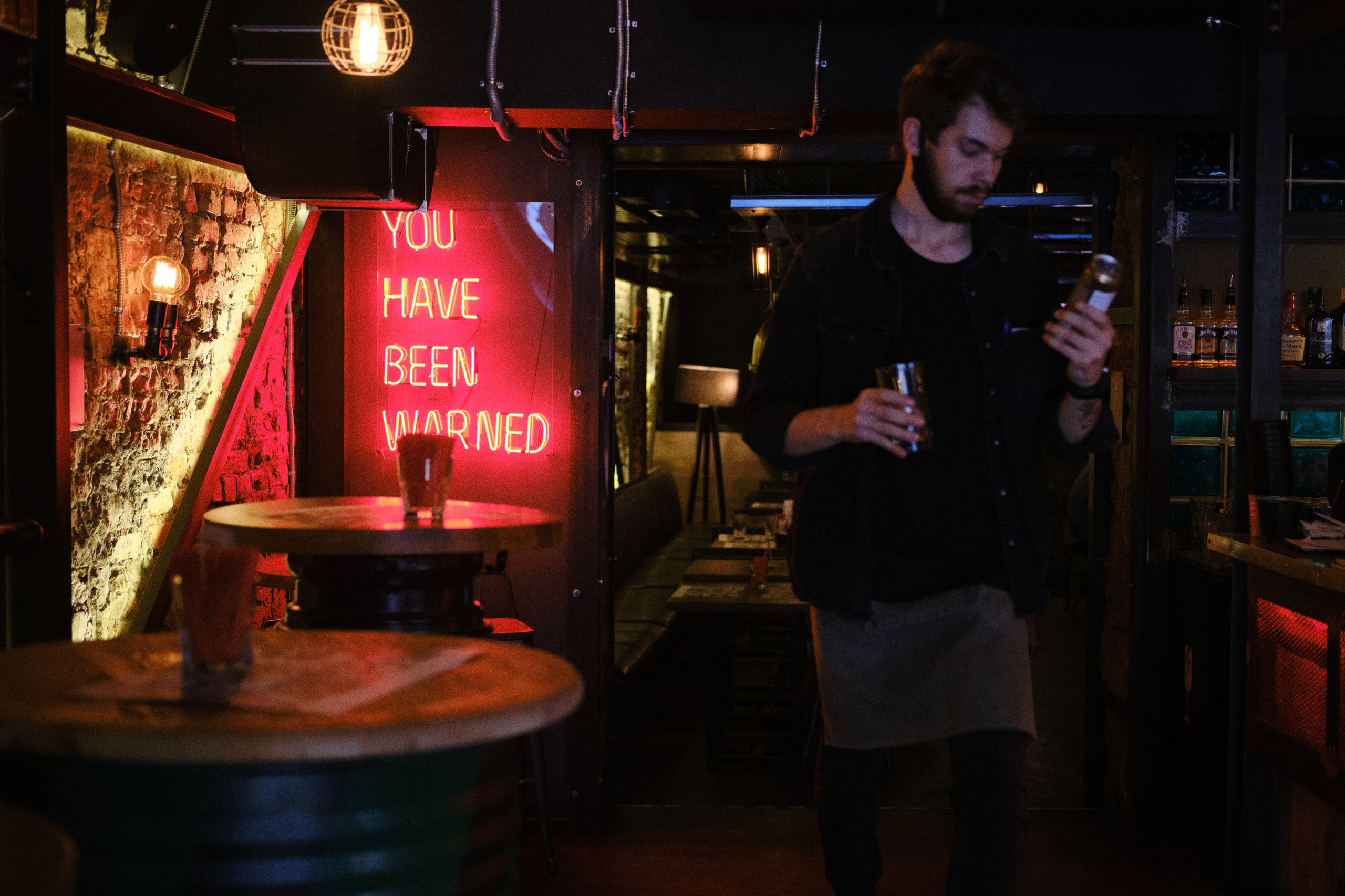 Мужчина в баре с бокалом