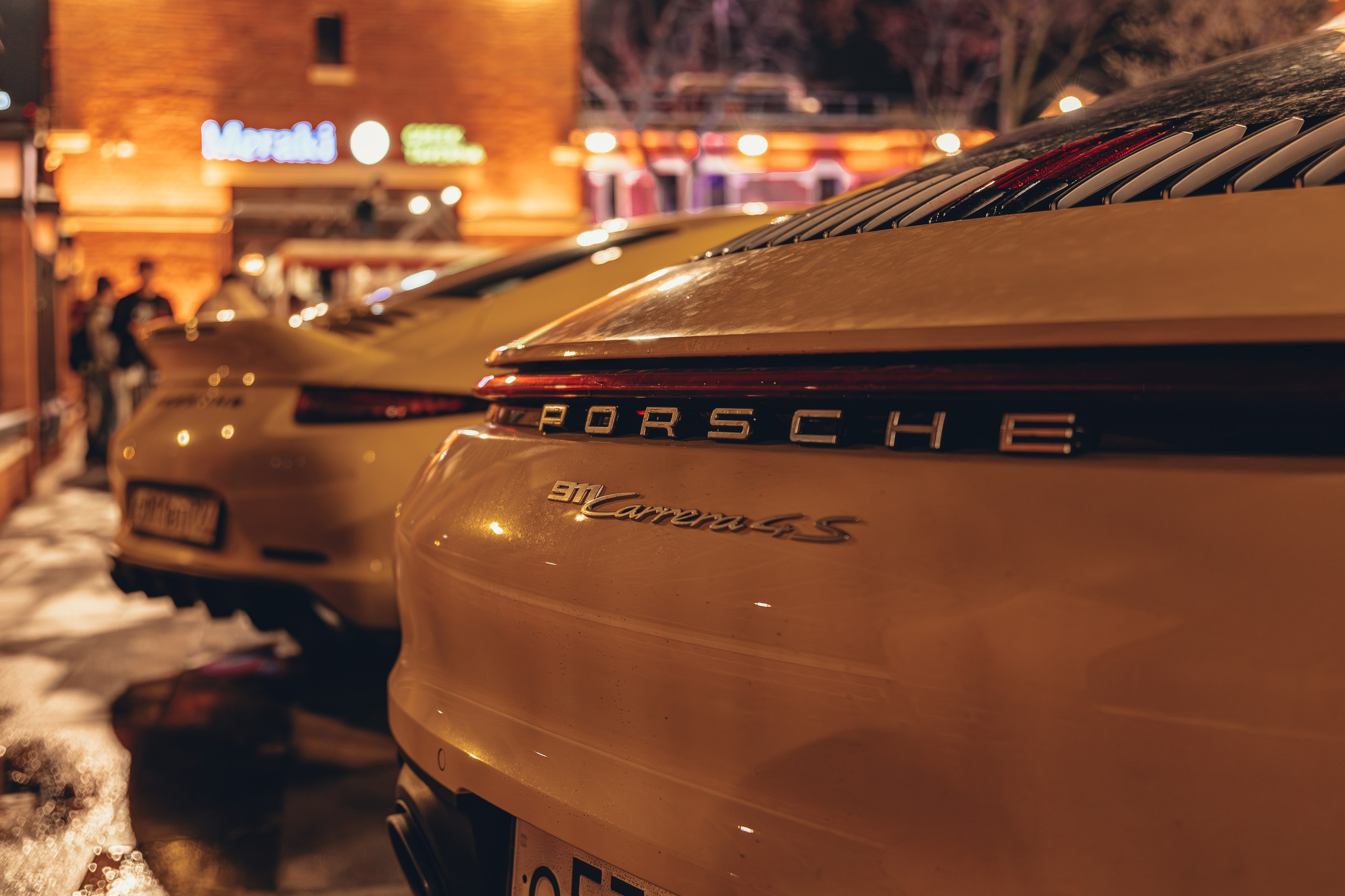 Спортивный Порше желтого цвета