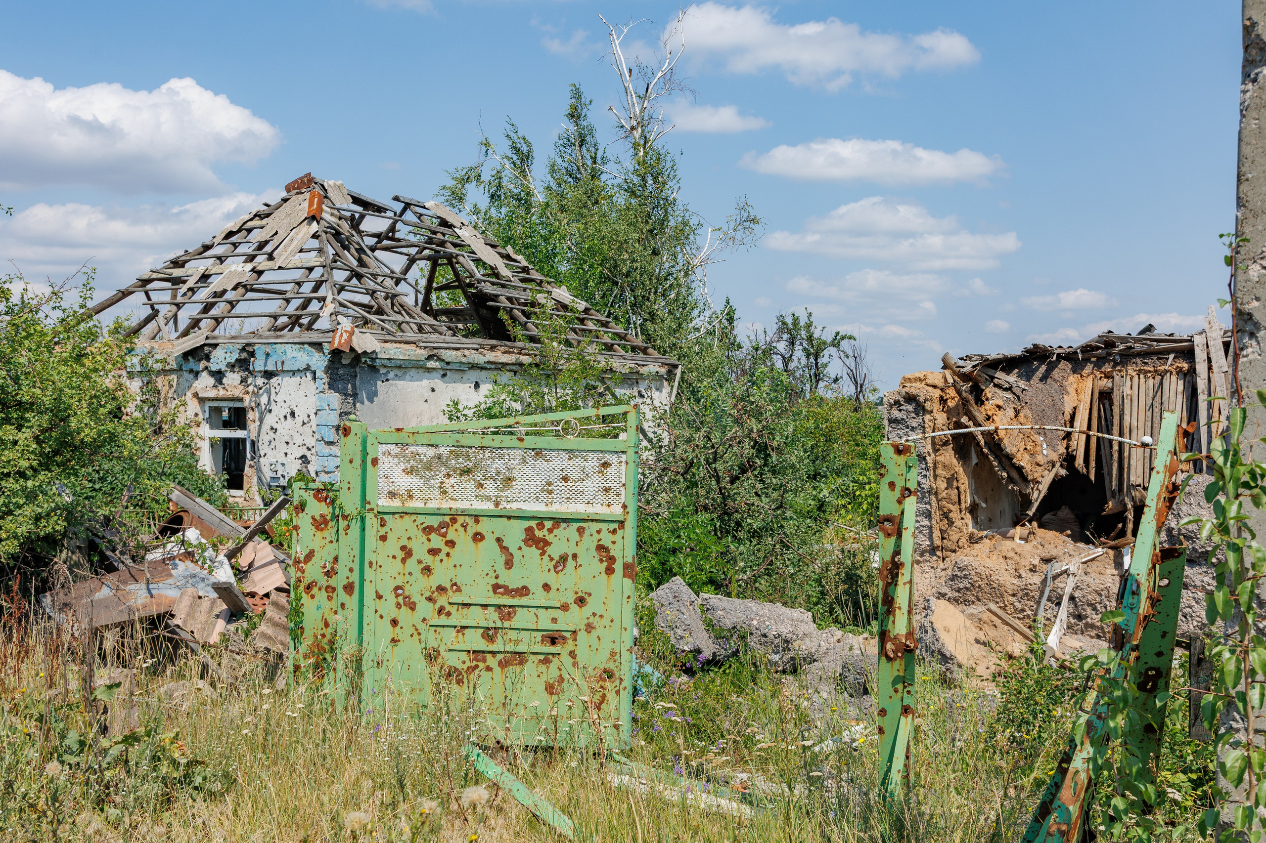 Авдеевка, разрушенный дом в частном секторе