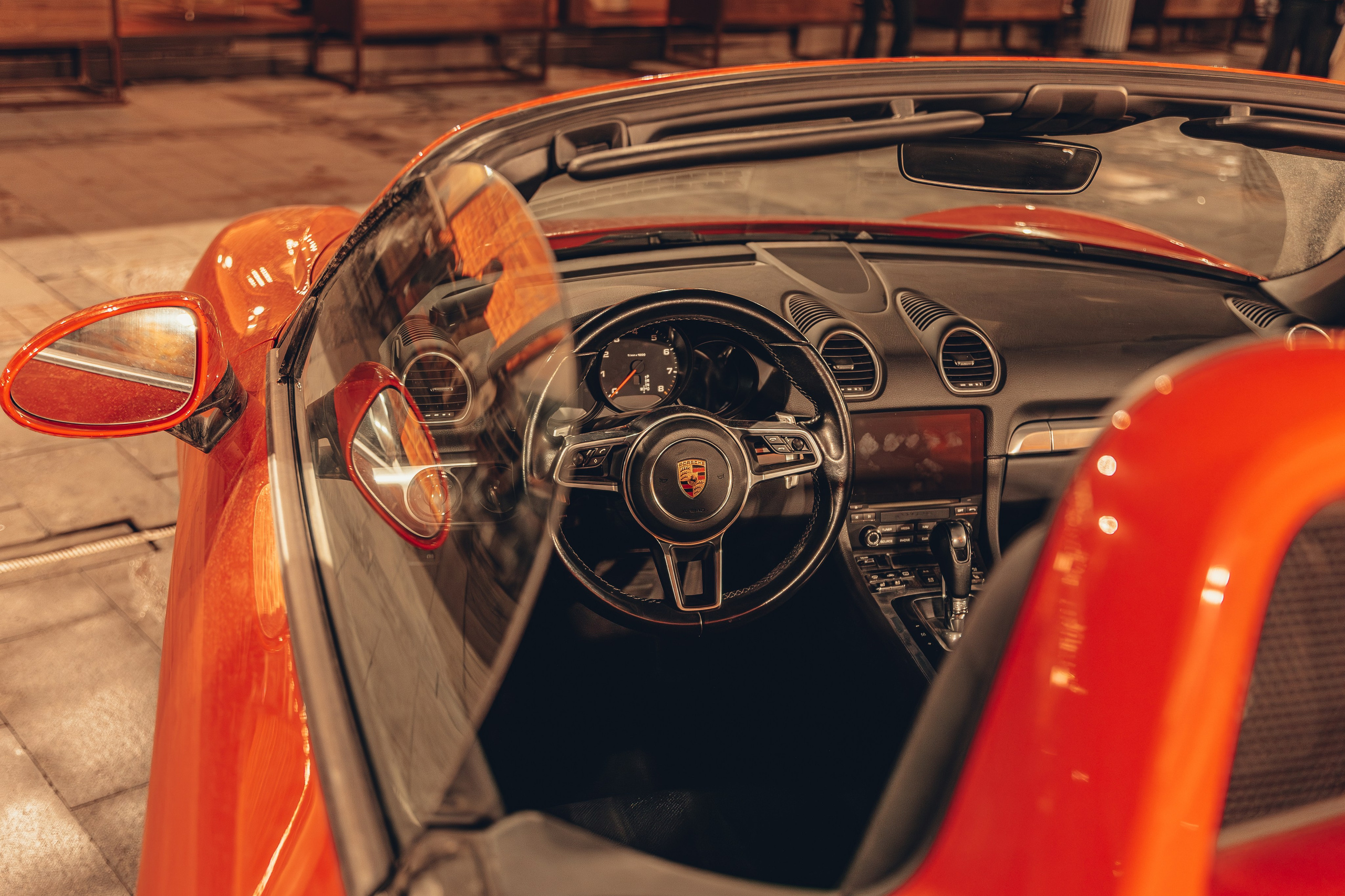 Красный кабриолет Порше