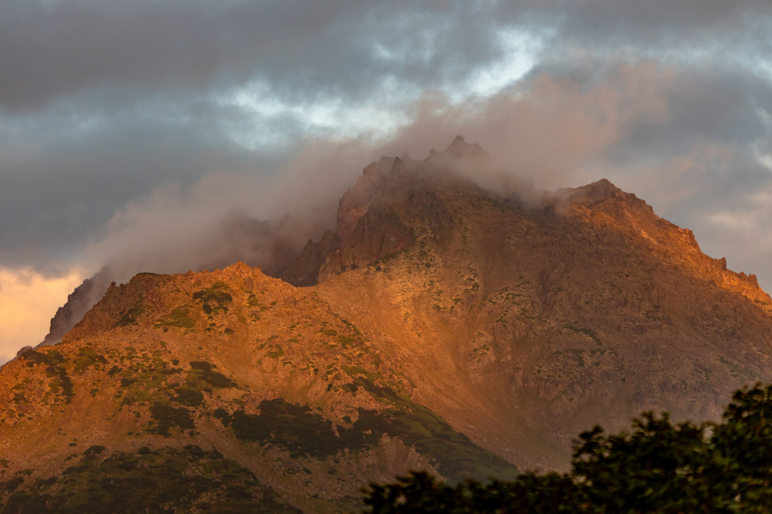 Vitaminnoye Lake and the Wild Greben Volcano