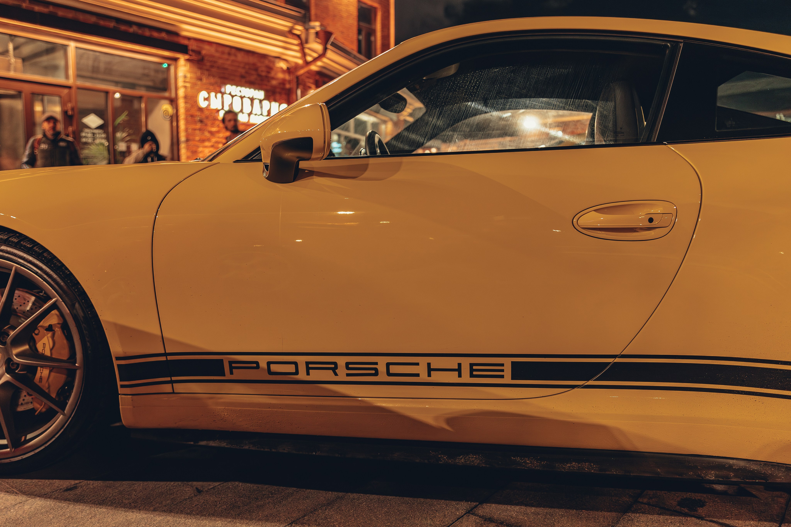 Желтый спортивный Порше 911