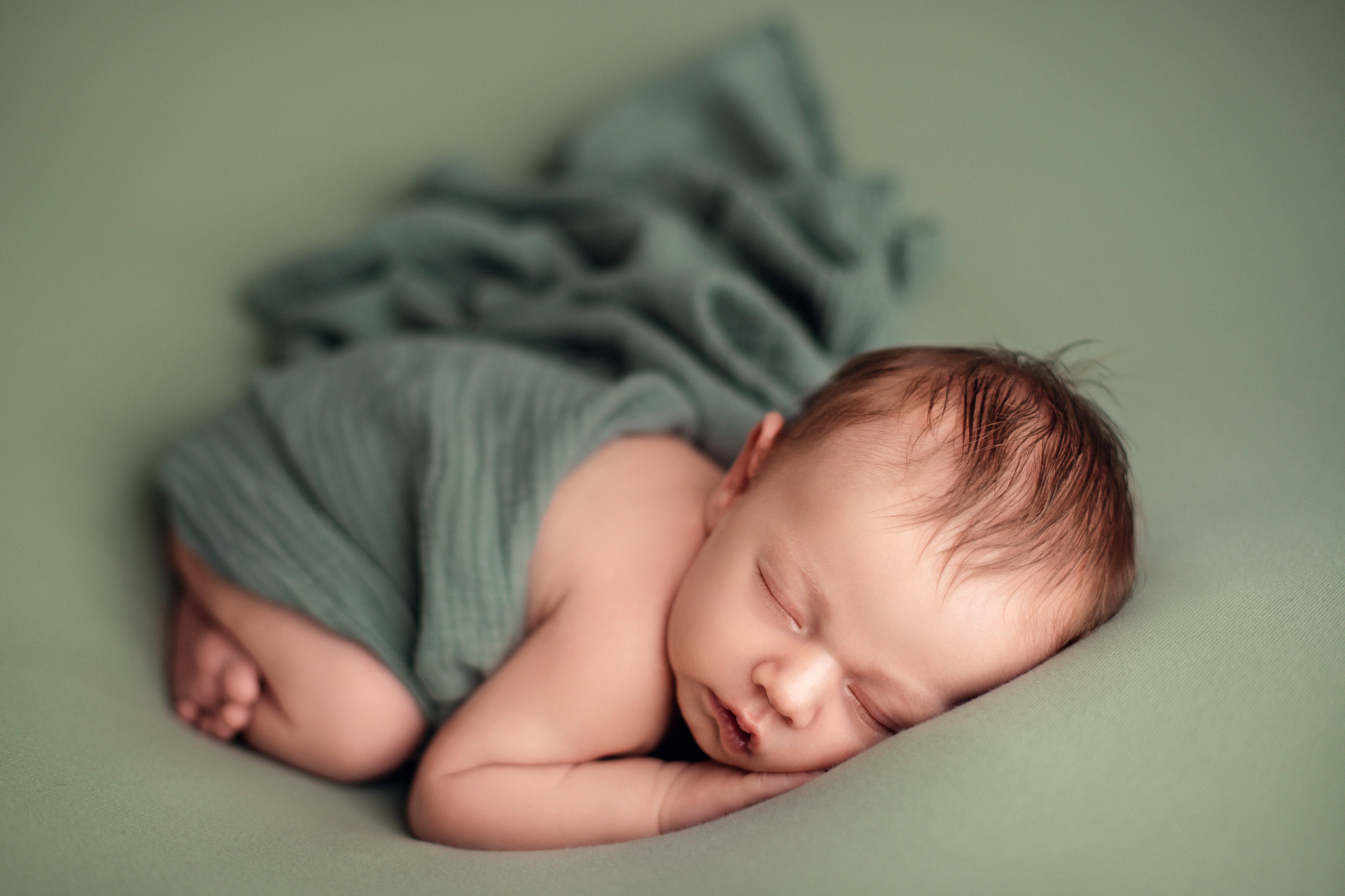 Зелёный фон. Фотограф новорожденных в г. Барнаул Ренпенинг Катерина