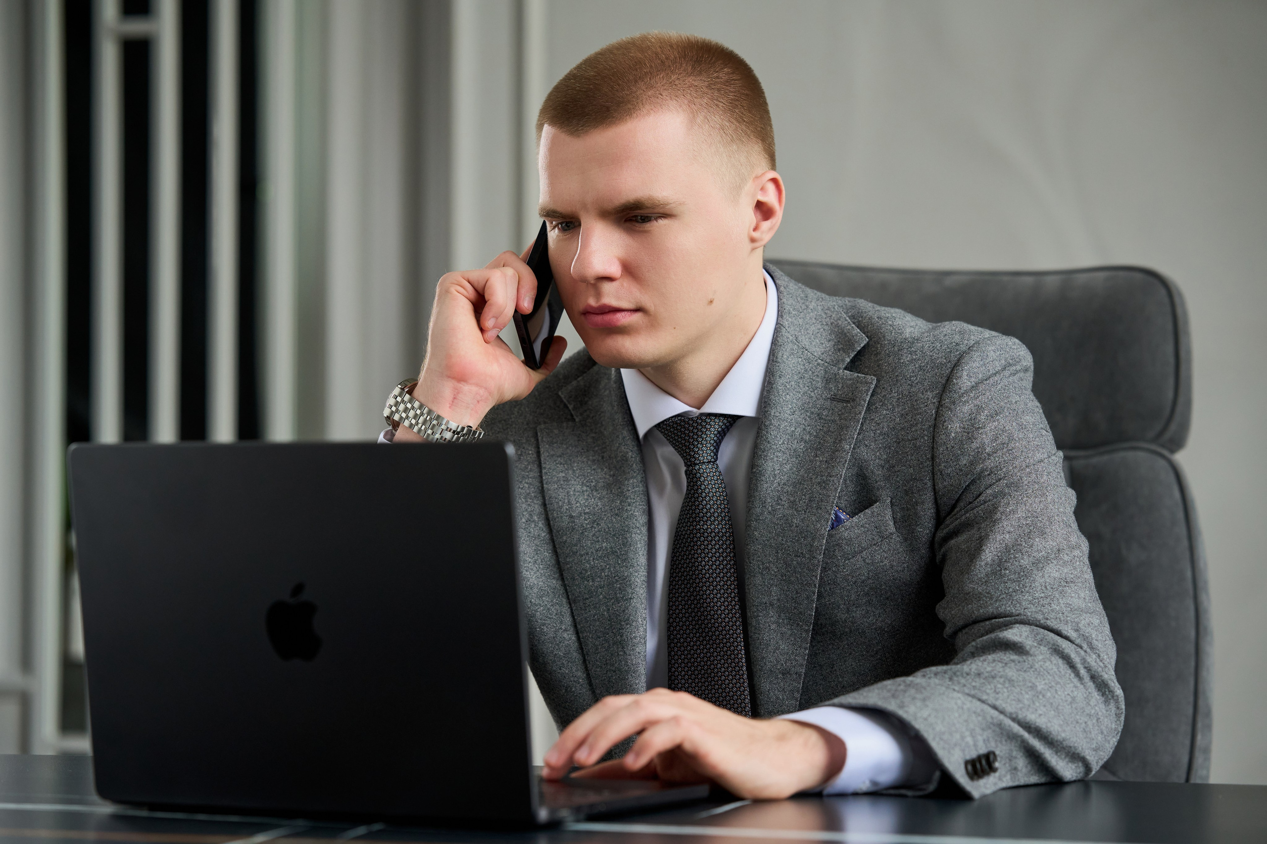 Деловой портрет в студии. Портретный фотограф Павел Бахирев. Москва
