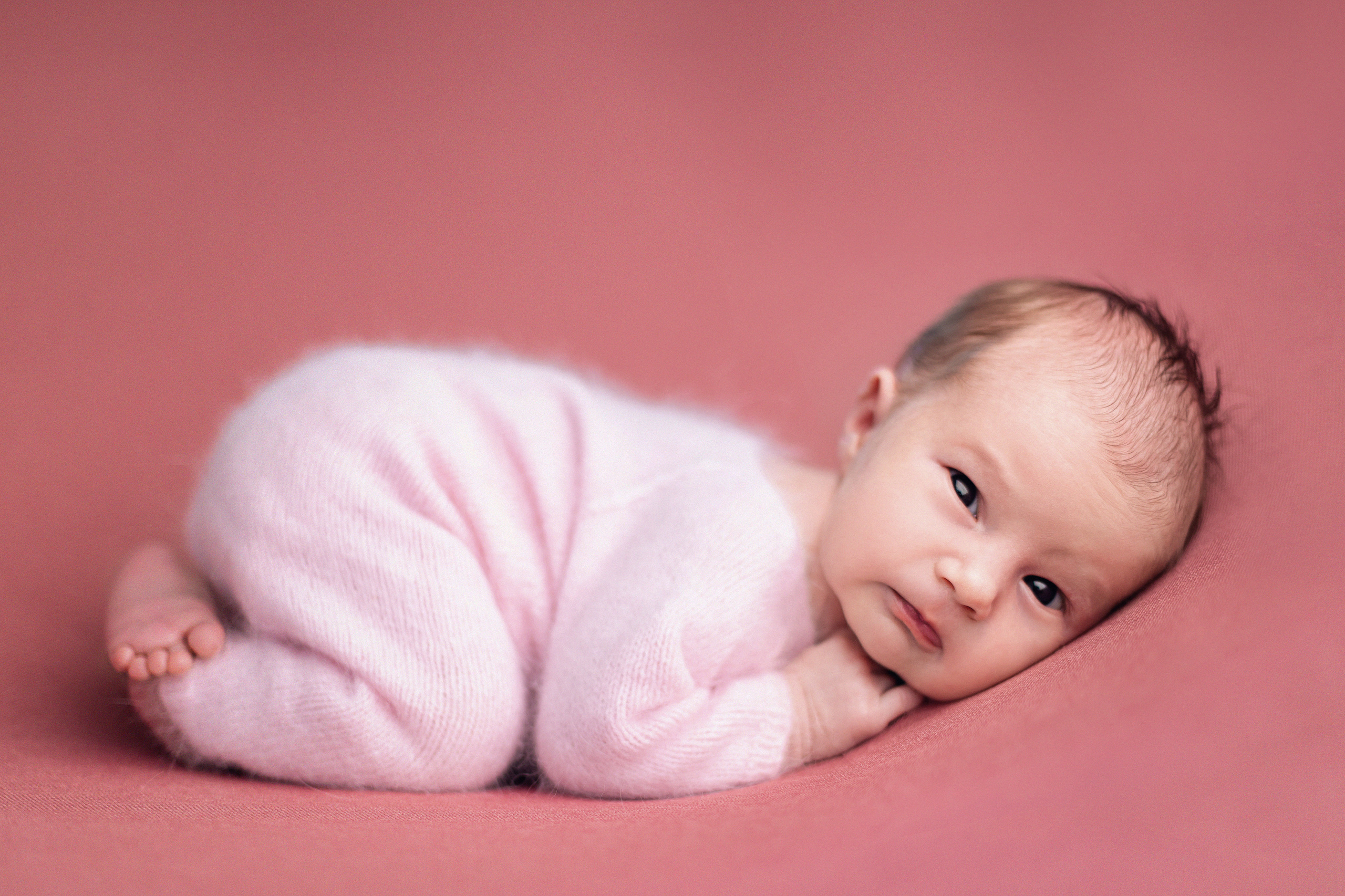 Позировка на животике. Фотограф новорожденных в г. Барнаул Ренпенинг Катерина