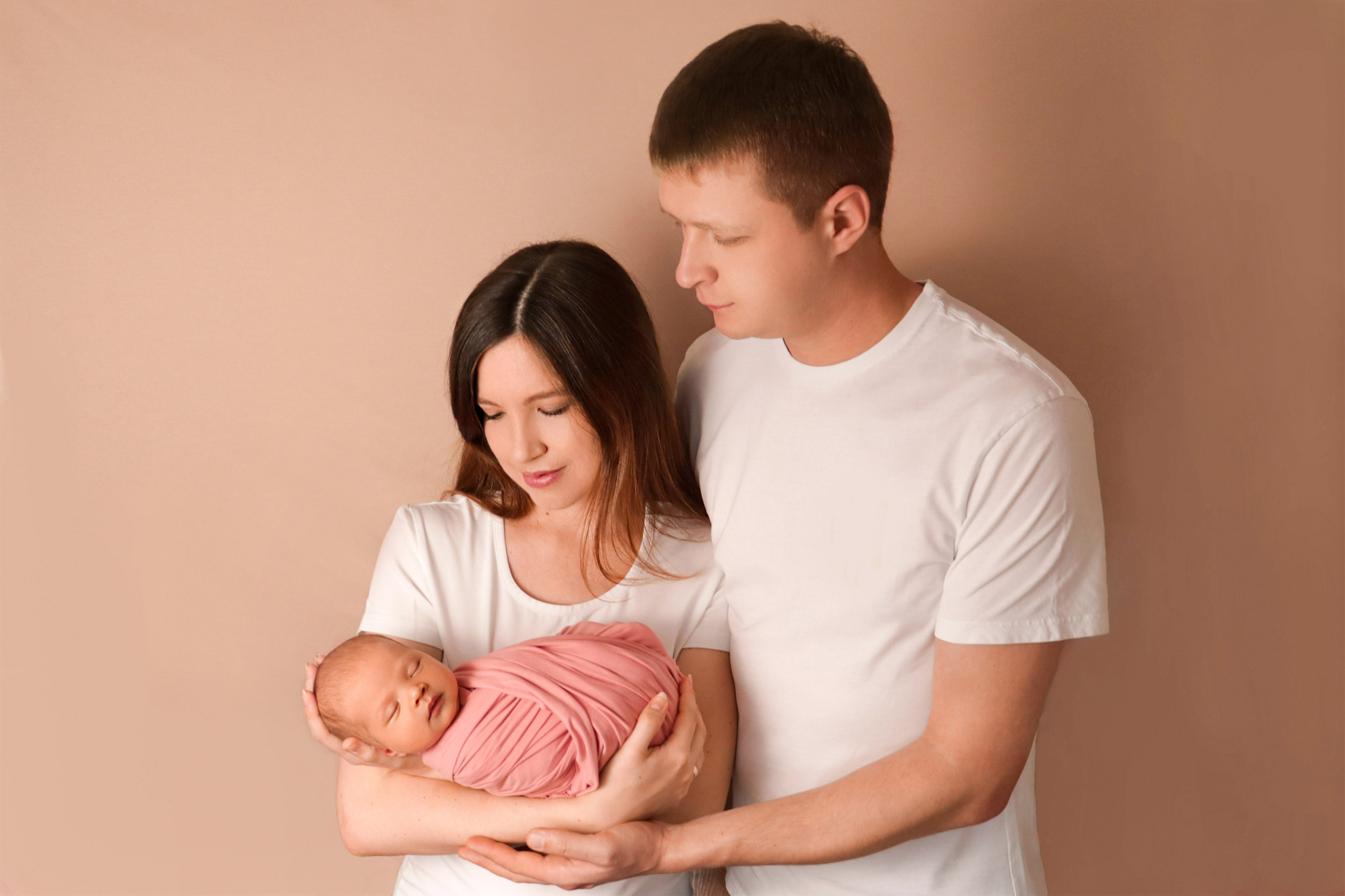 Семейные кадры на фотосессии ньюборн. Фотограф новорожденных в г. Барнаул Ренпенинг Катерина