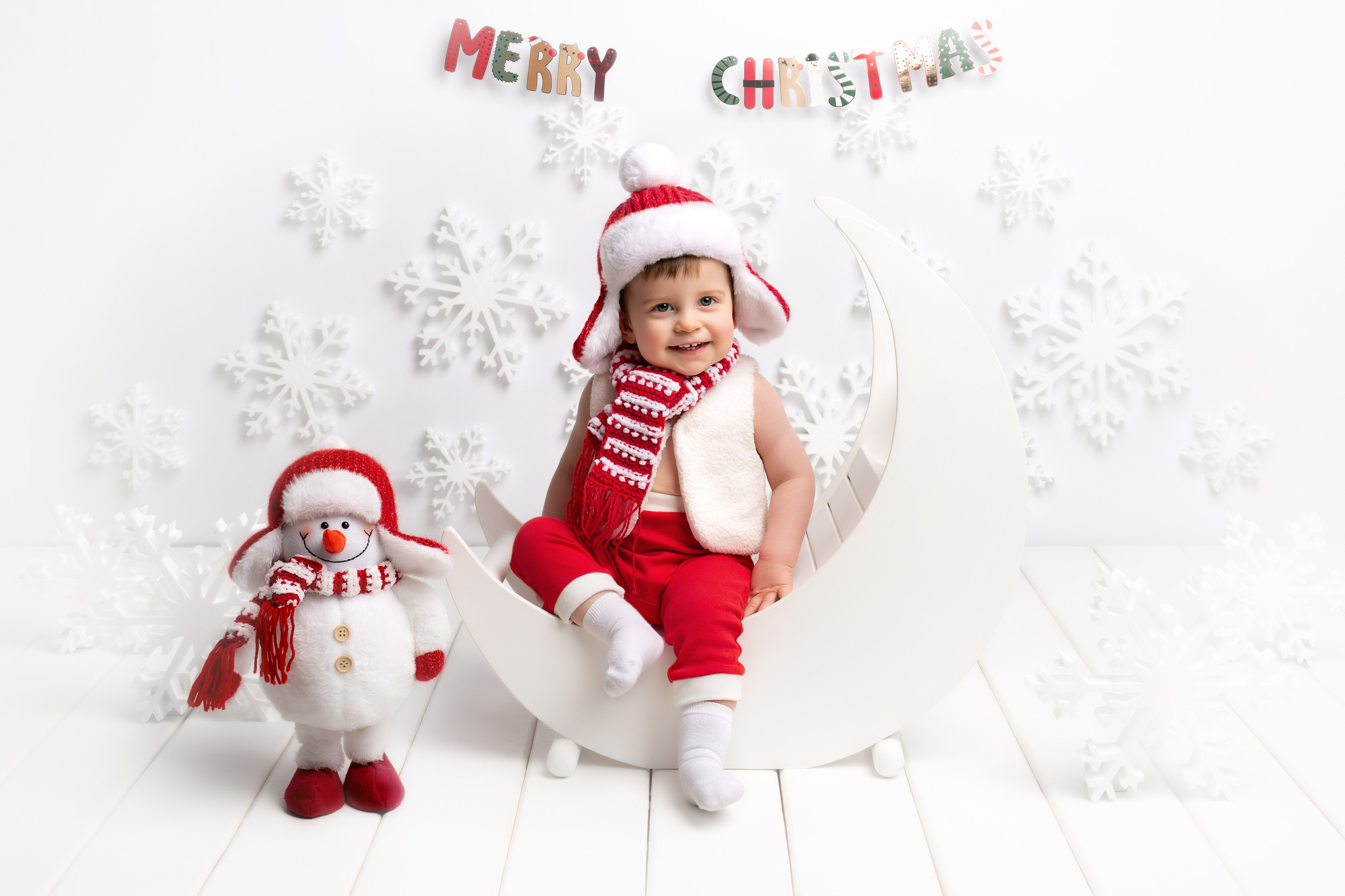 Белый снег и два маленьких снеговика на луне.