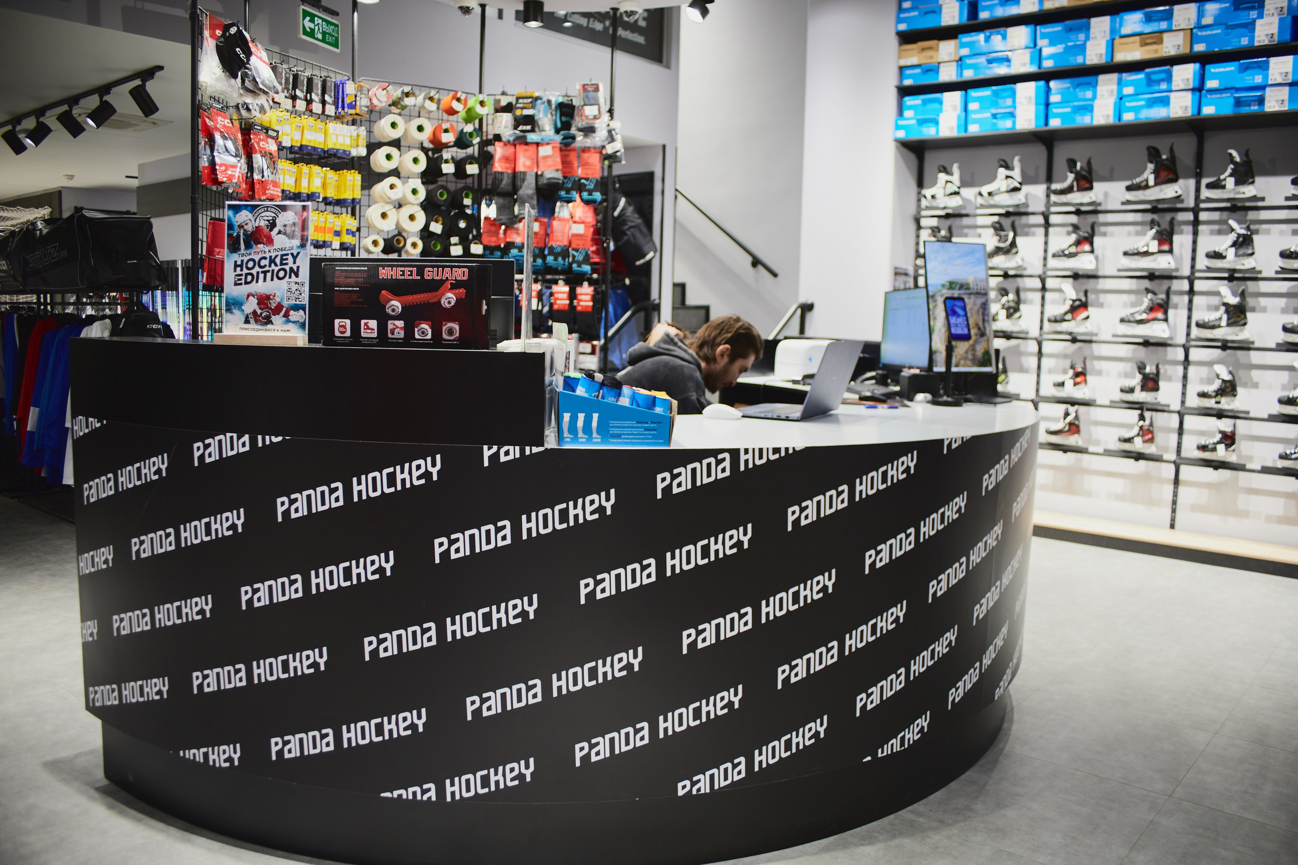 Магазин хоккейного оборудования Panda Hockey в ВТБ Арене — проект под ключ