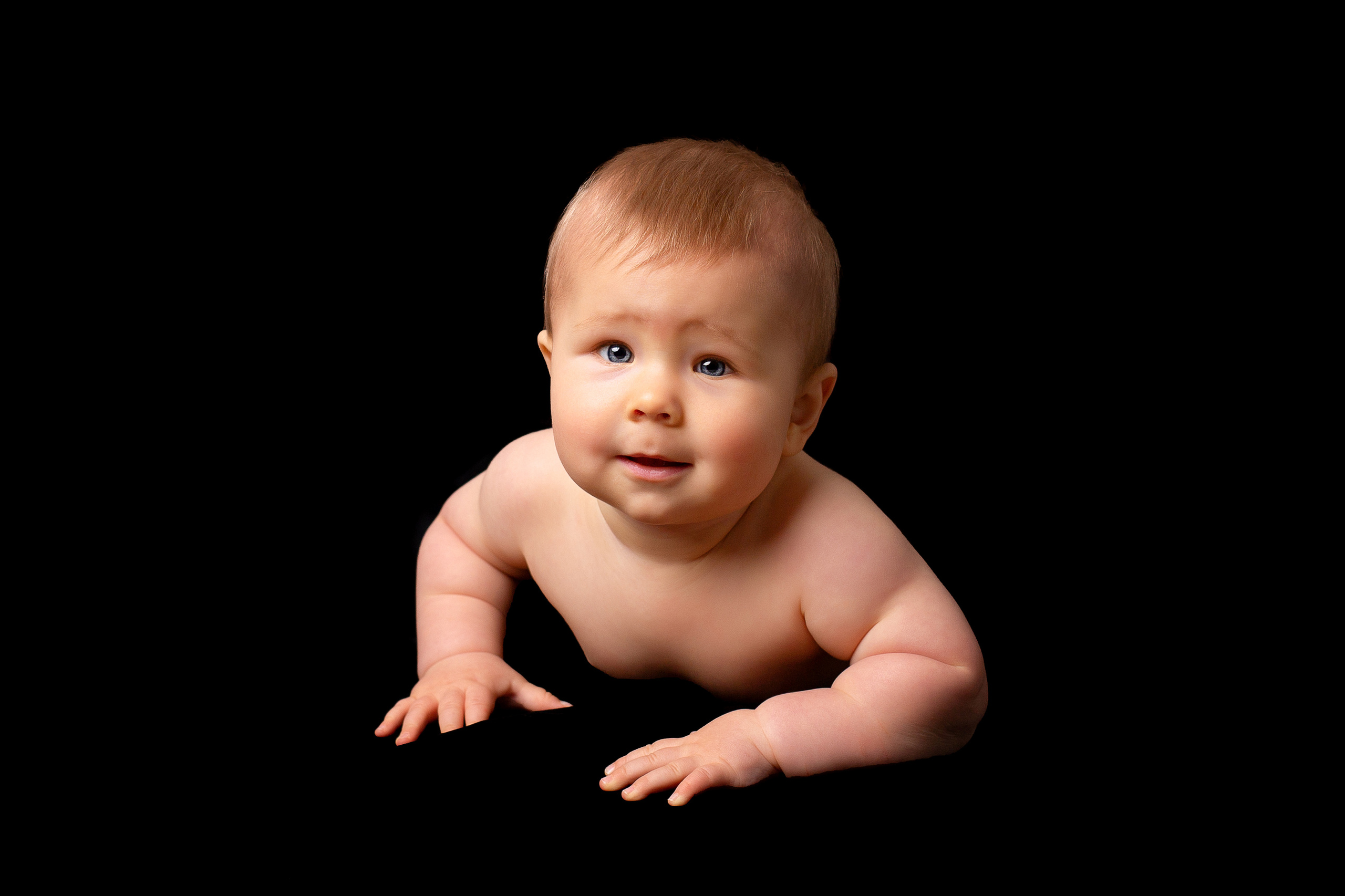 Шестимесячный ребёнок на черном фоне в проекте двенадцать месяцев. 