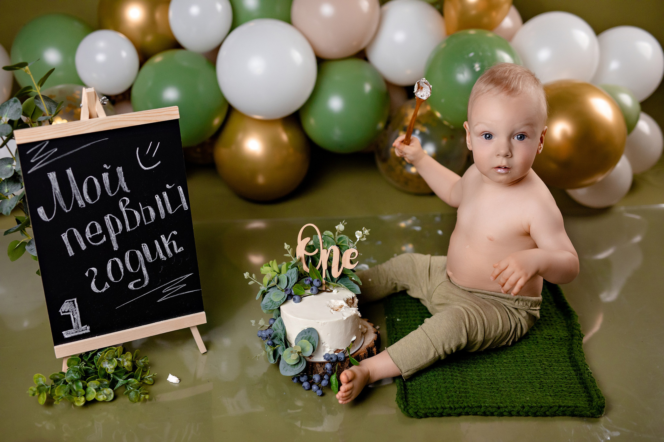 Годовасие, фотосессия с тортом и шарами на годик в студии, фотограф на годик.