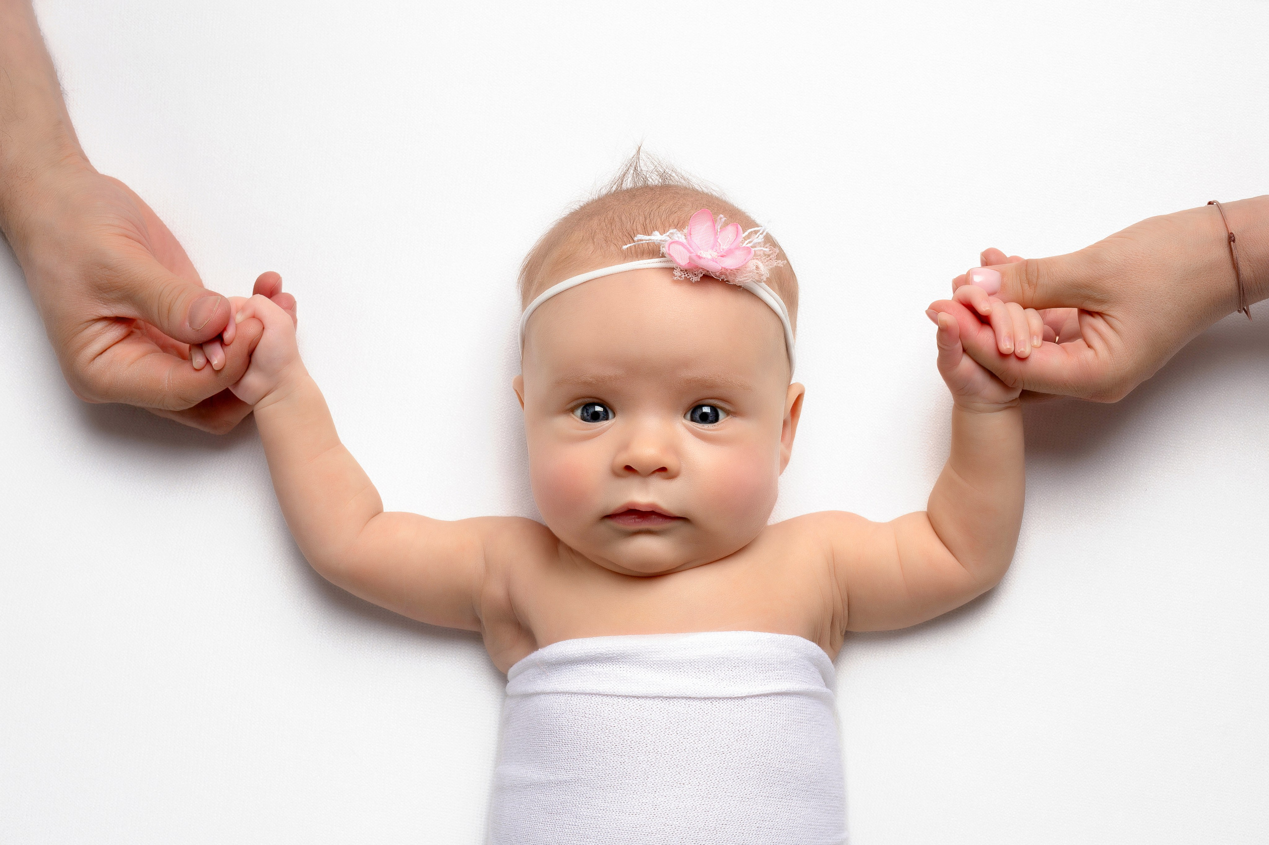 Малышка на руках у родителей