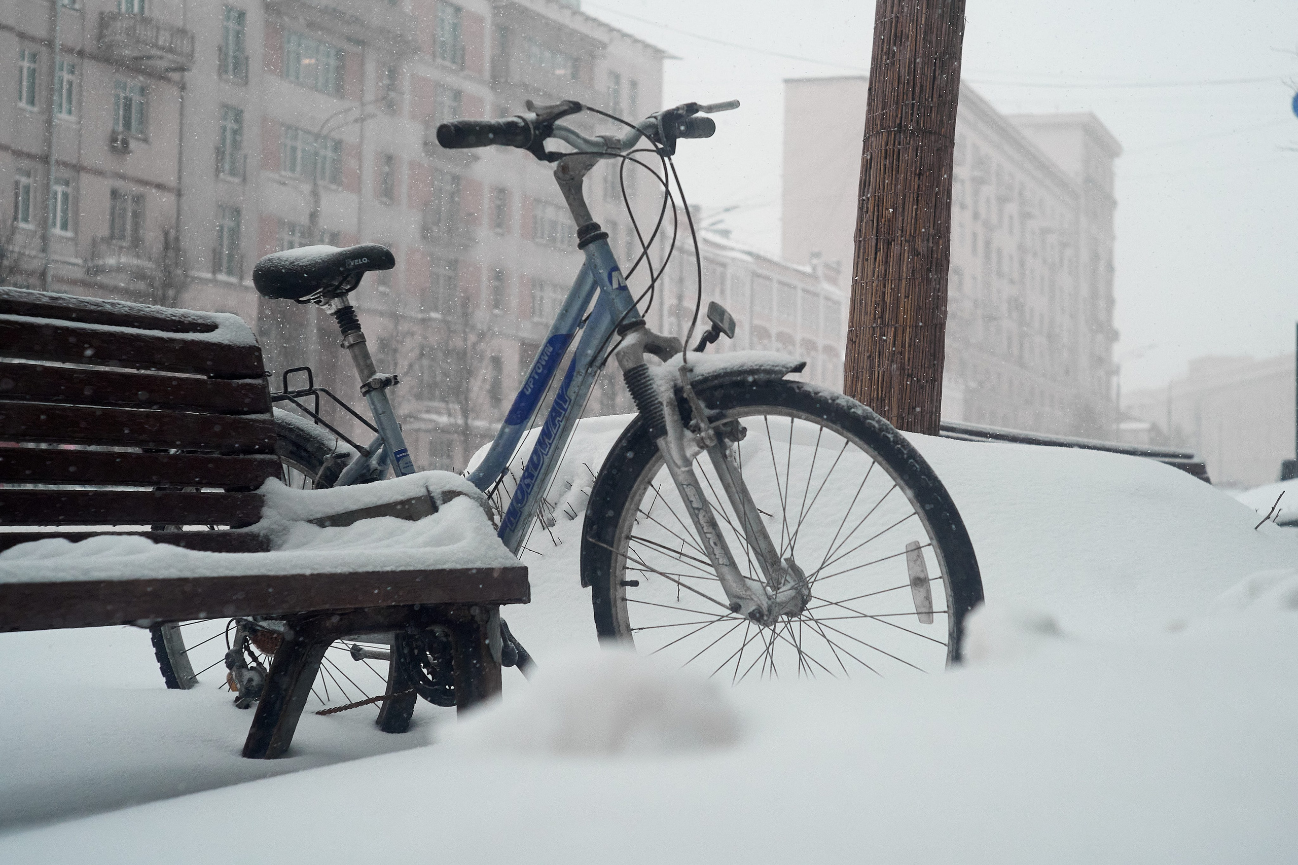 Тротуары Москвы засыпаны снегом.