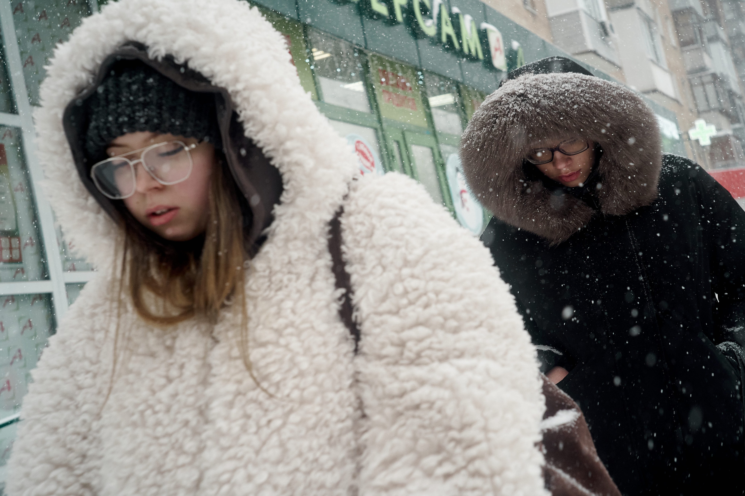 Москвичи пробираются по заснеженным улицам 19 февраля 2026 года