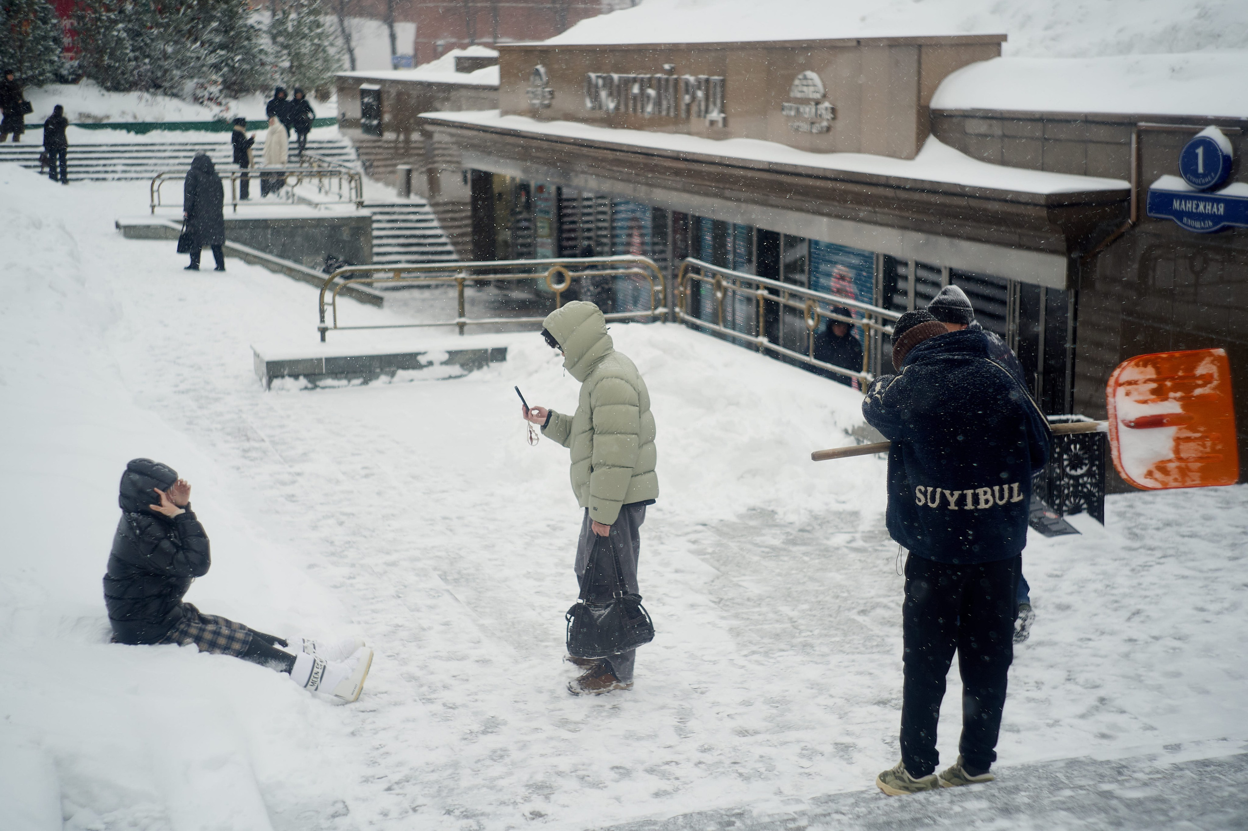 Работники на красной площади расчищают снег. Борьба с снегопадом в Москве 19 февраля 2026 года