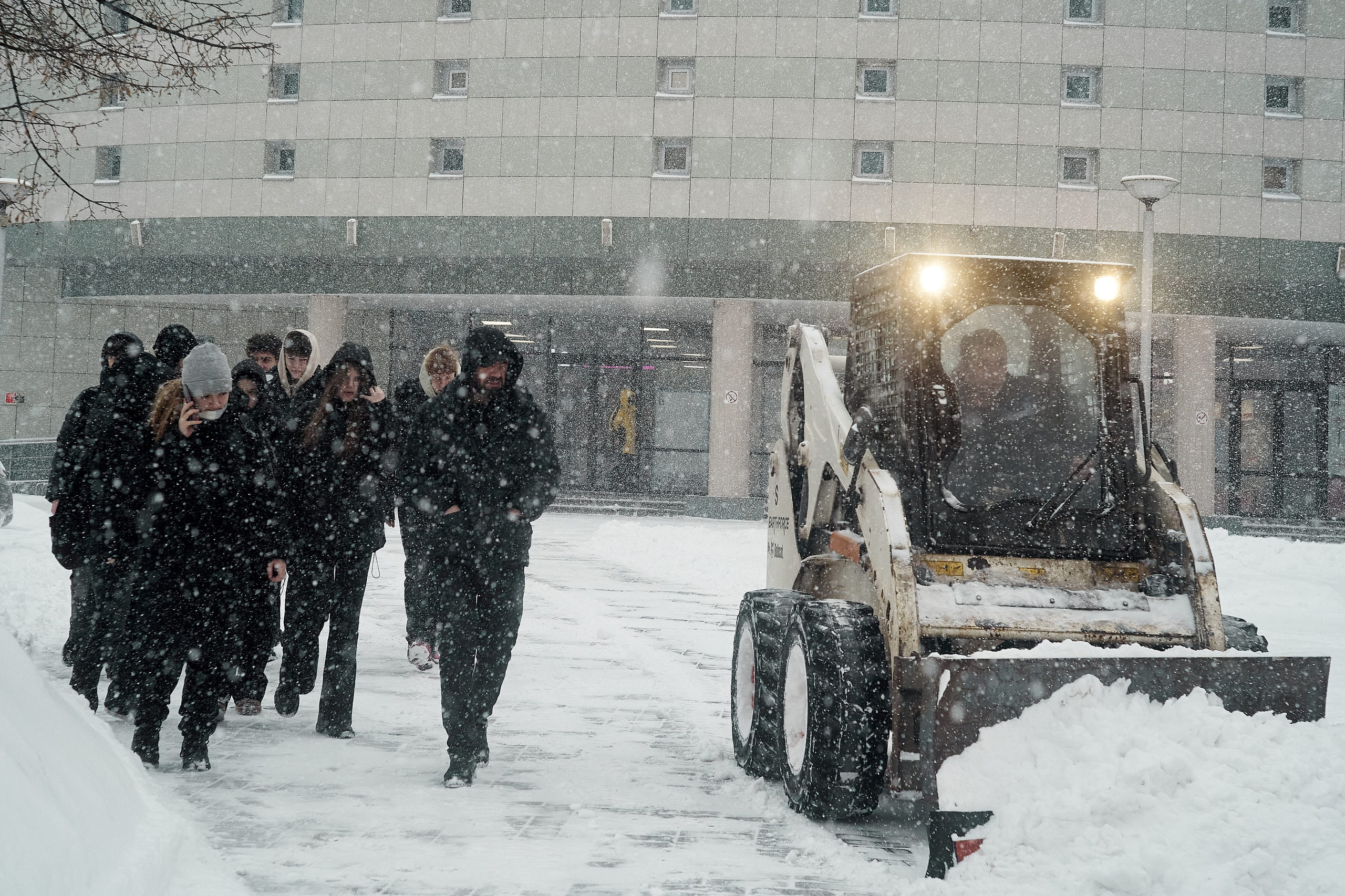 Уборочная техника на улицах Подмосковья в снегопад 19 февраля 2026 года
