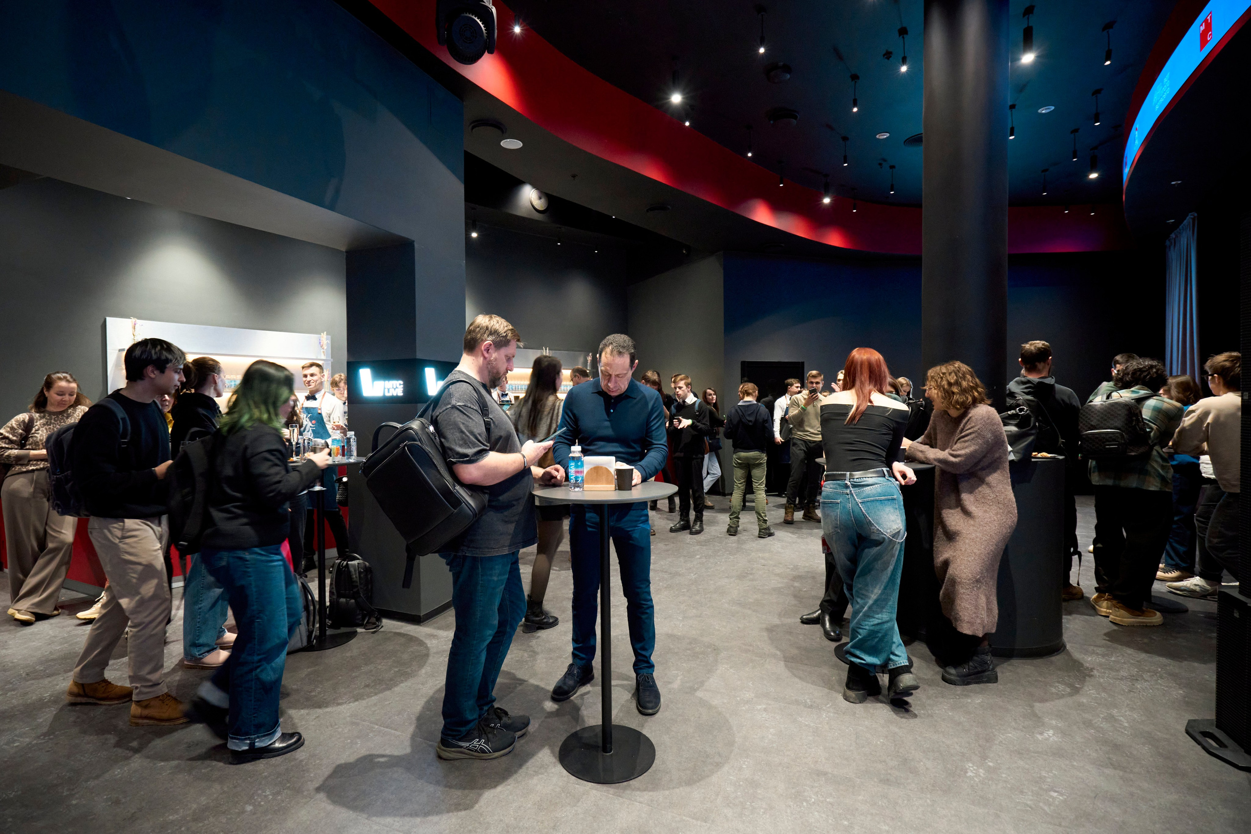 «Продукт в эпоху пост-иллюзий: когда метрики не спасают, а данные лгут». Репортажный ивент фотограф в Москве Александр Гладкий