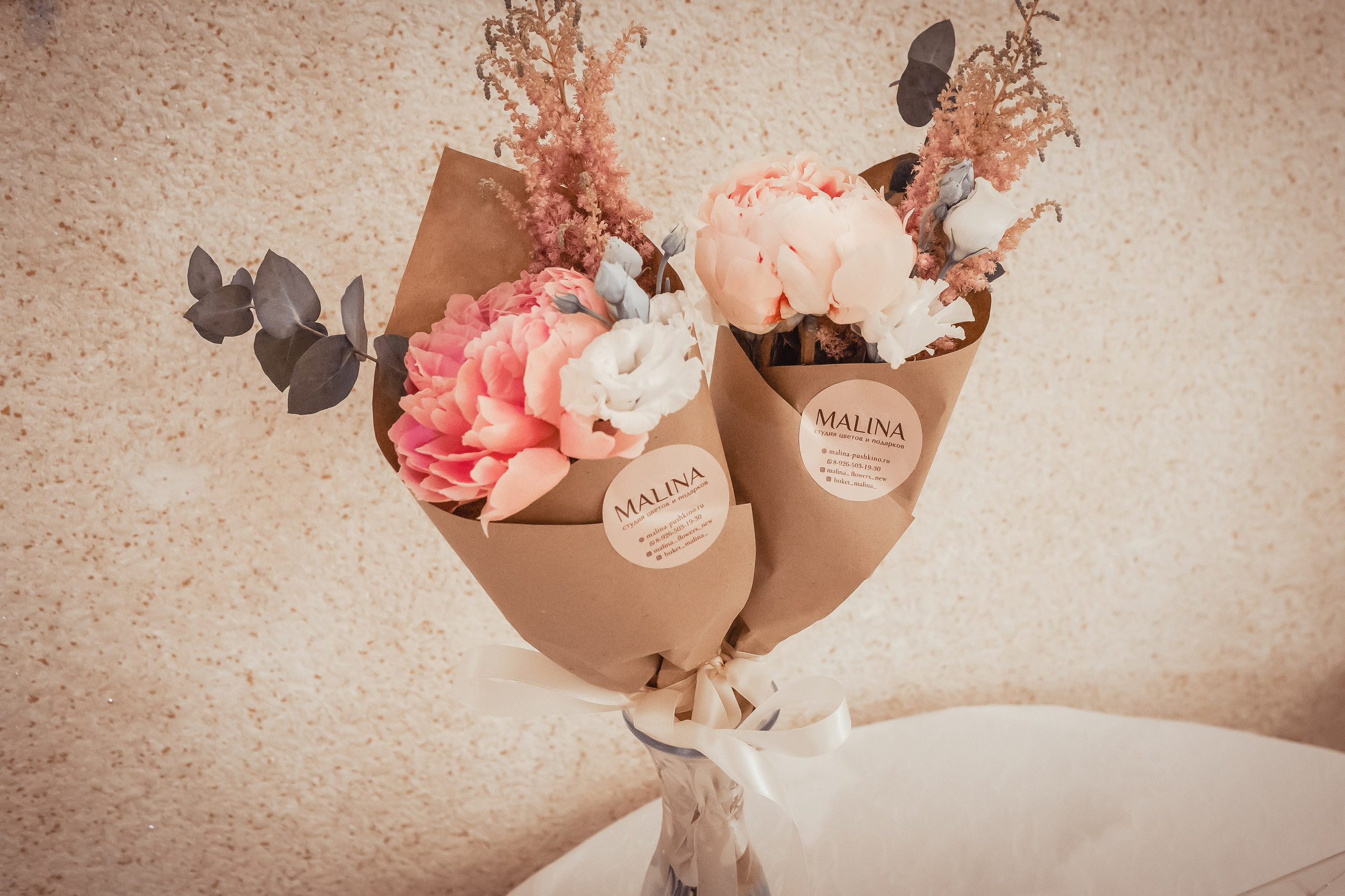 Юноша на новогодней фотосесии