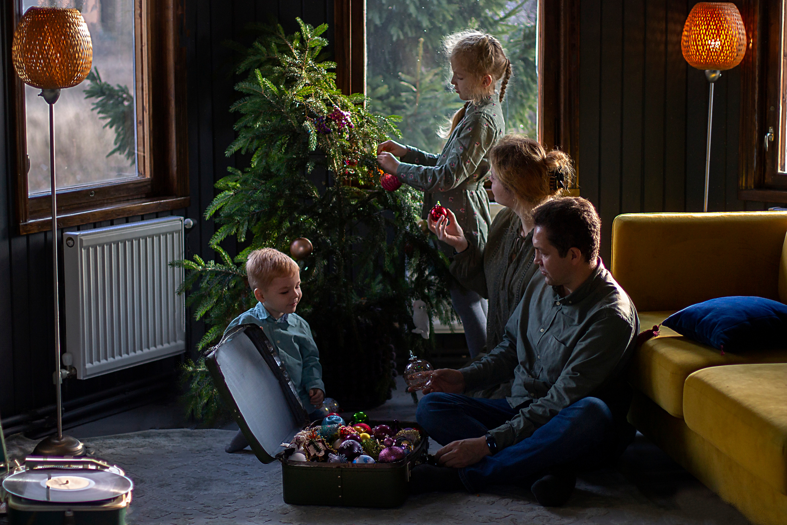 Домашняя новогодняя фотосессия. Наряжаем новогоднюю ёлку всей семьей. Новогодние семейные истории. Рождественские истории. 