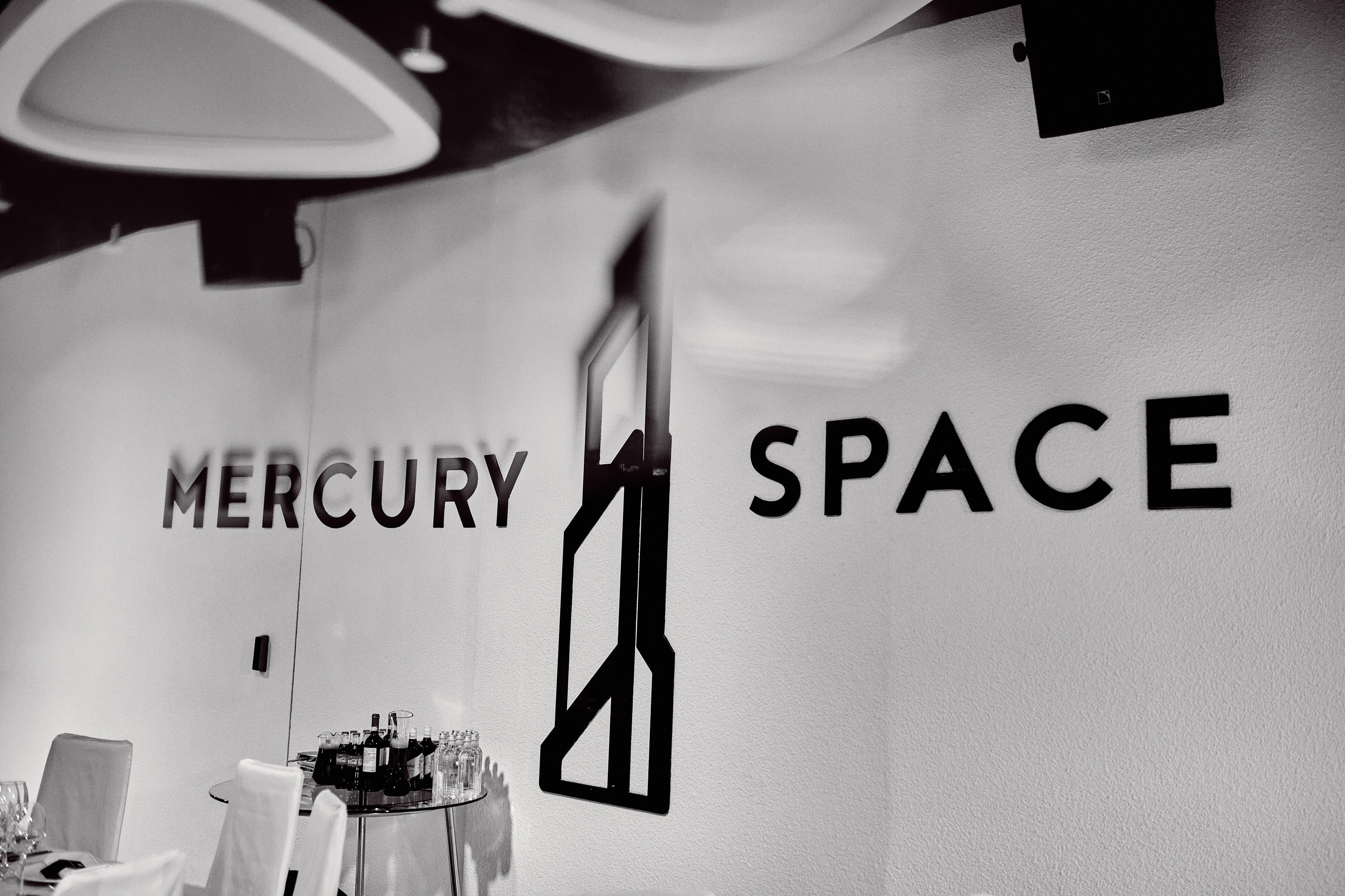 Корпоративный фотограф на Новый год провёл фотосъёмку для Лебер – фотография с корпоратива с логотипом места съемки