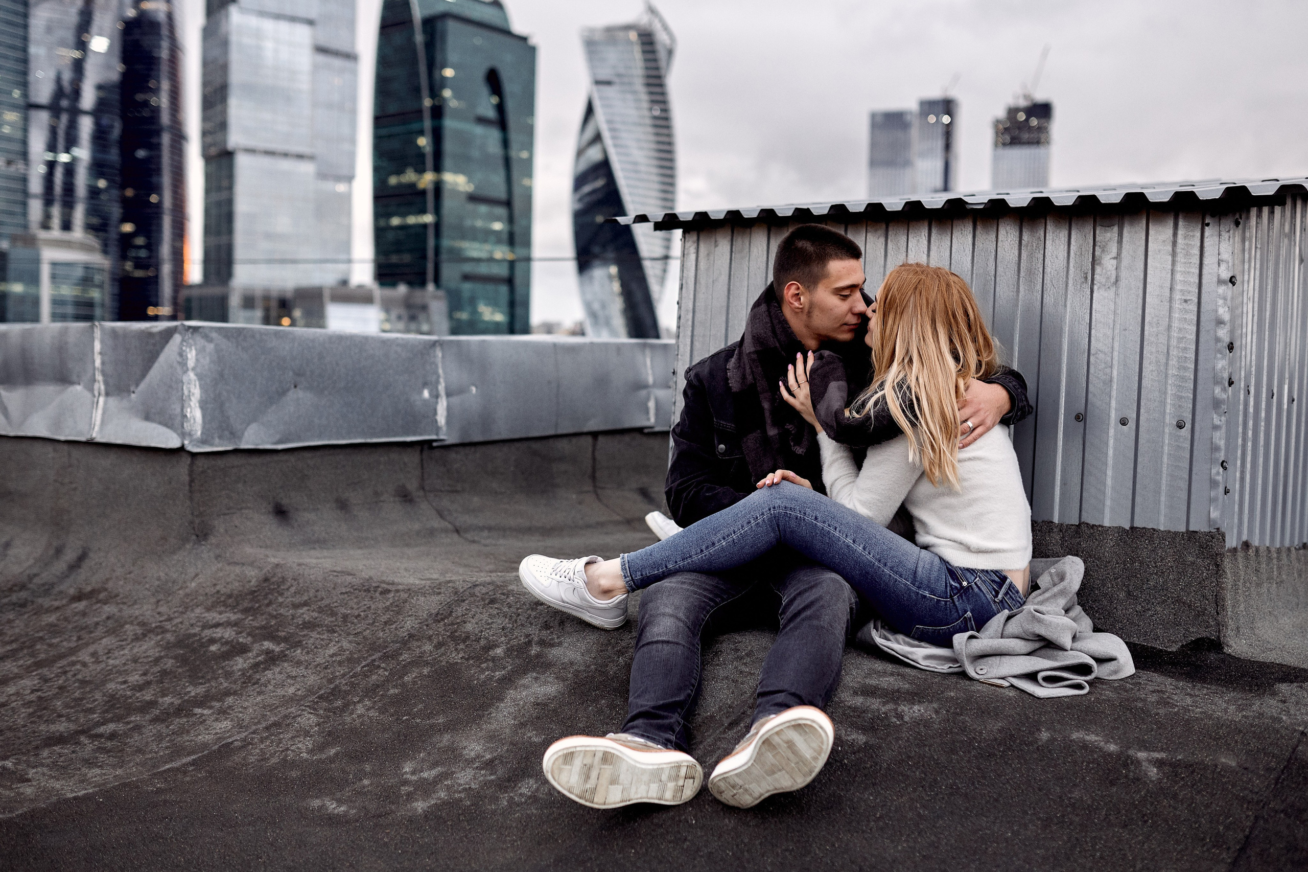 Снимок с лав стори фотосессии для Никиты и Анны в Москва Сити – фотосъёмка с фоном на небоскрёбы