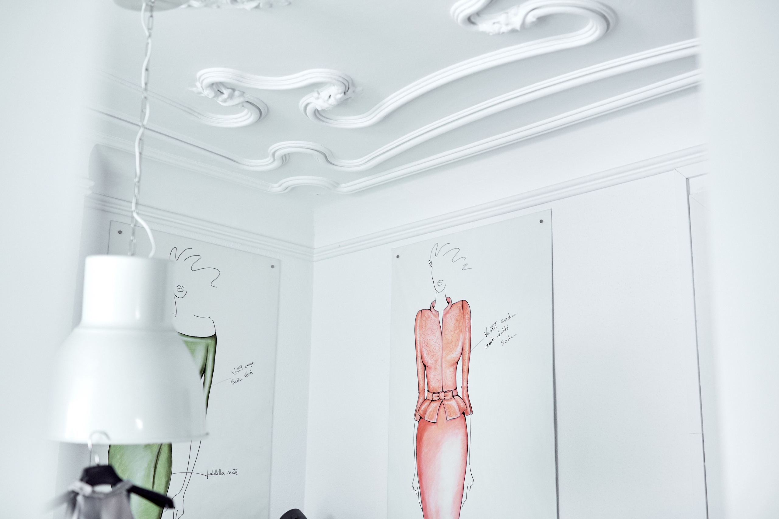 Рекламный фотограф проводит фотосъёмку ателье – на фотоснимке интерьер и эскизы