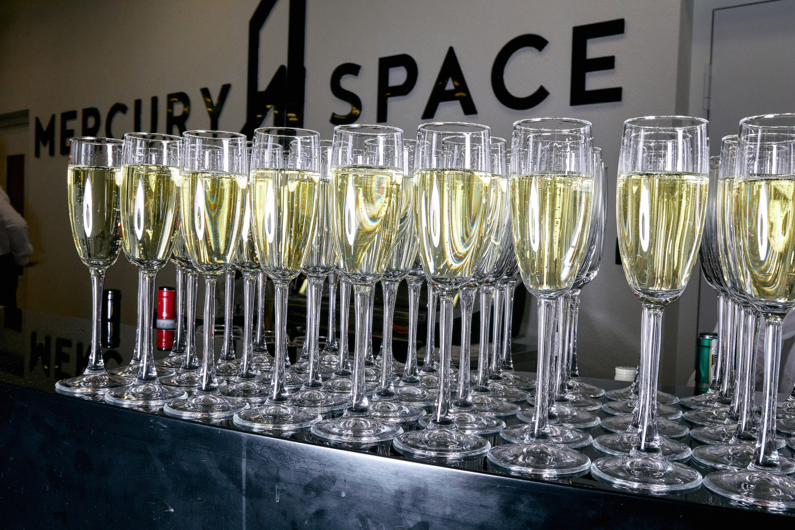 Новогодний фотограф сделал яркие кадры с корпоратива - фото красивых бокалов с шампанским