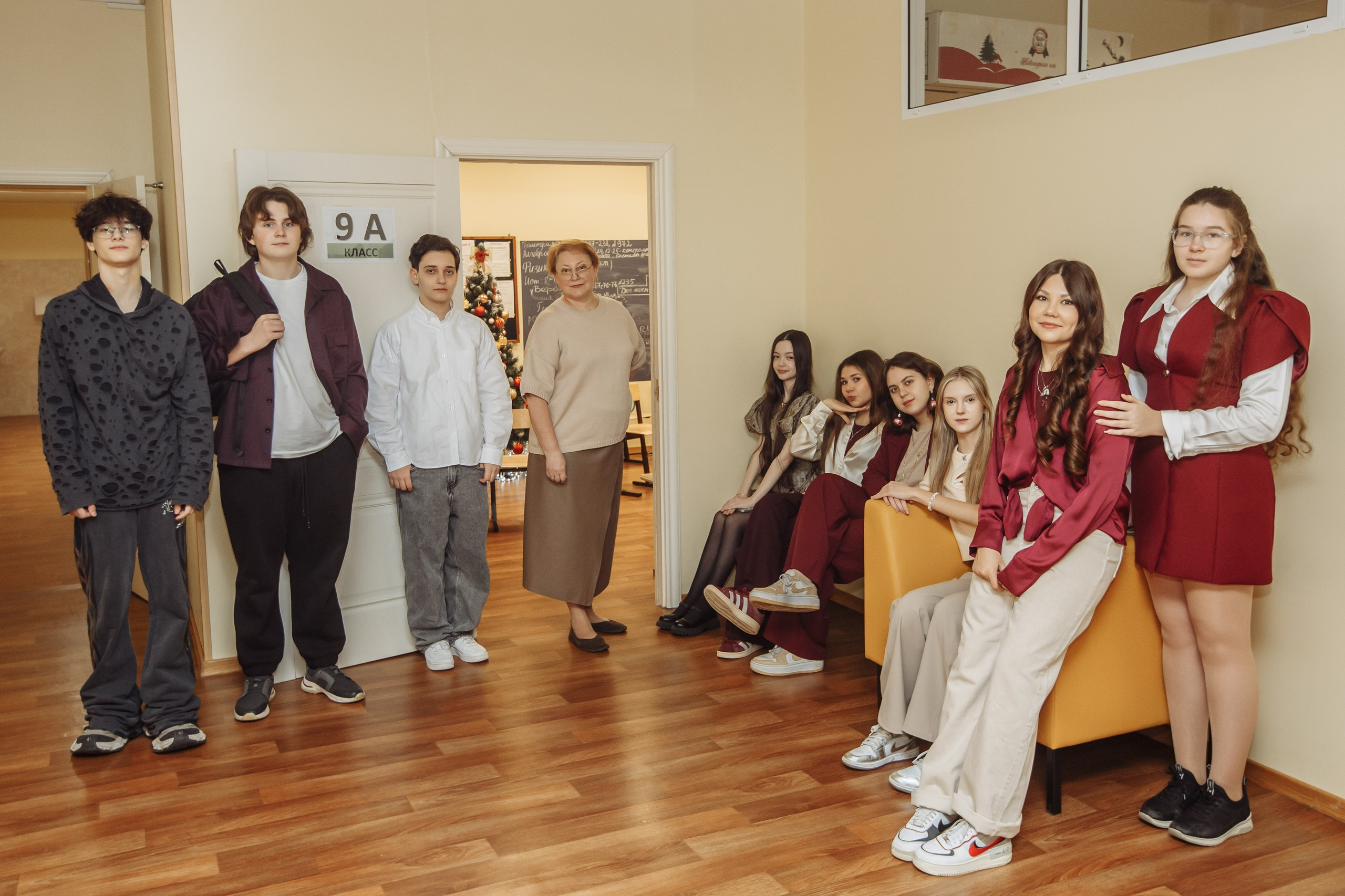 Общая фотография 9 класса в школе на фотосессии. Школьный фотограф Павел Коротков