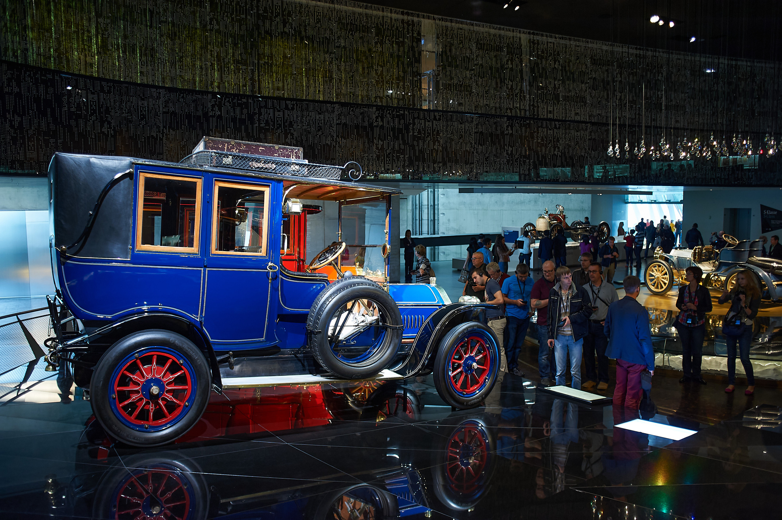 Корпоратив DiHouse, поездка в музей Mercedes-Benz. Reportage event photographer in Moscow Alexander Gladkiy
