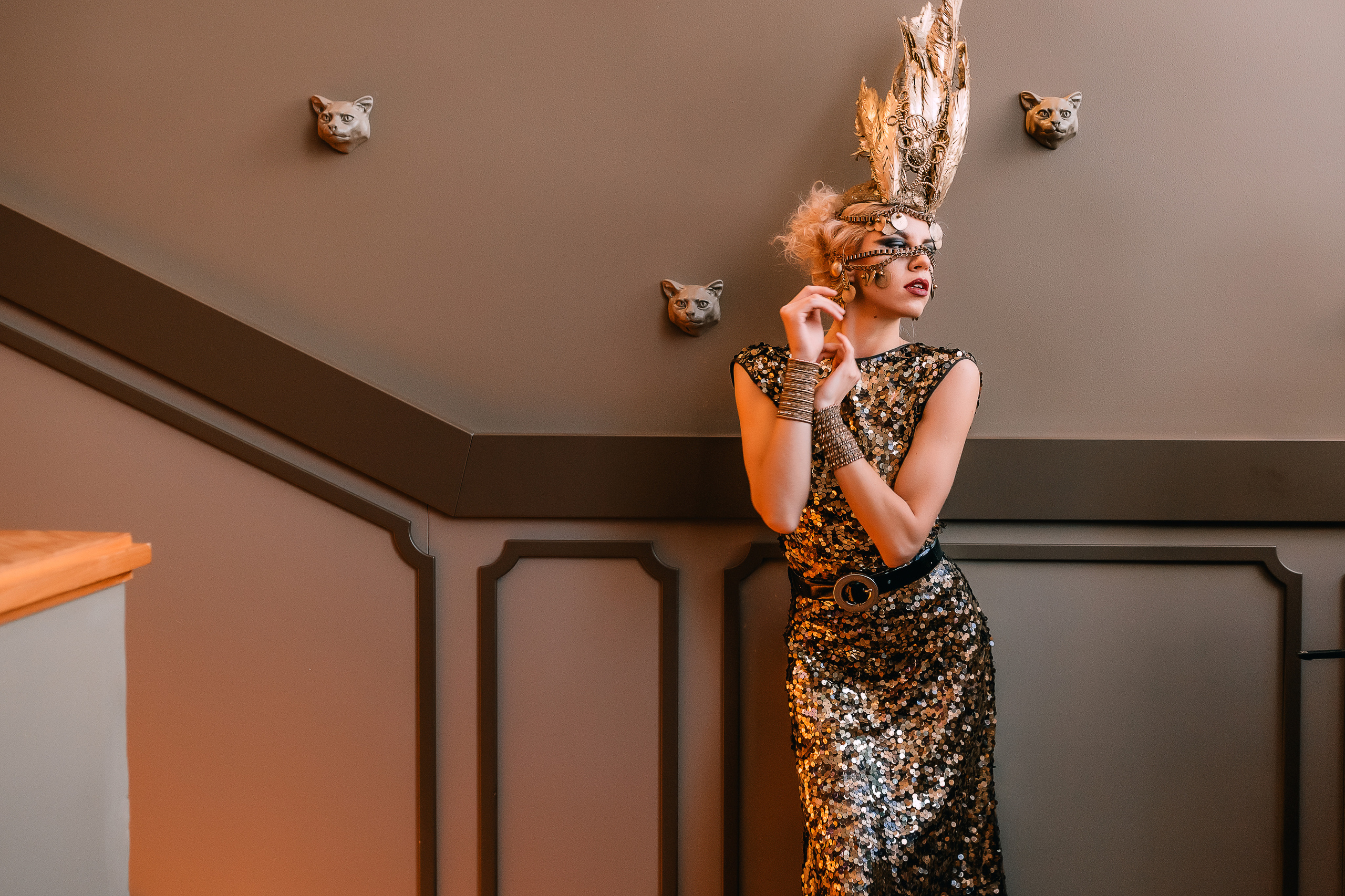 девушка со сказочной маской на голове  