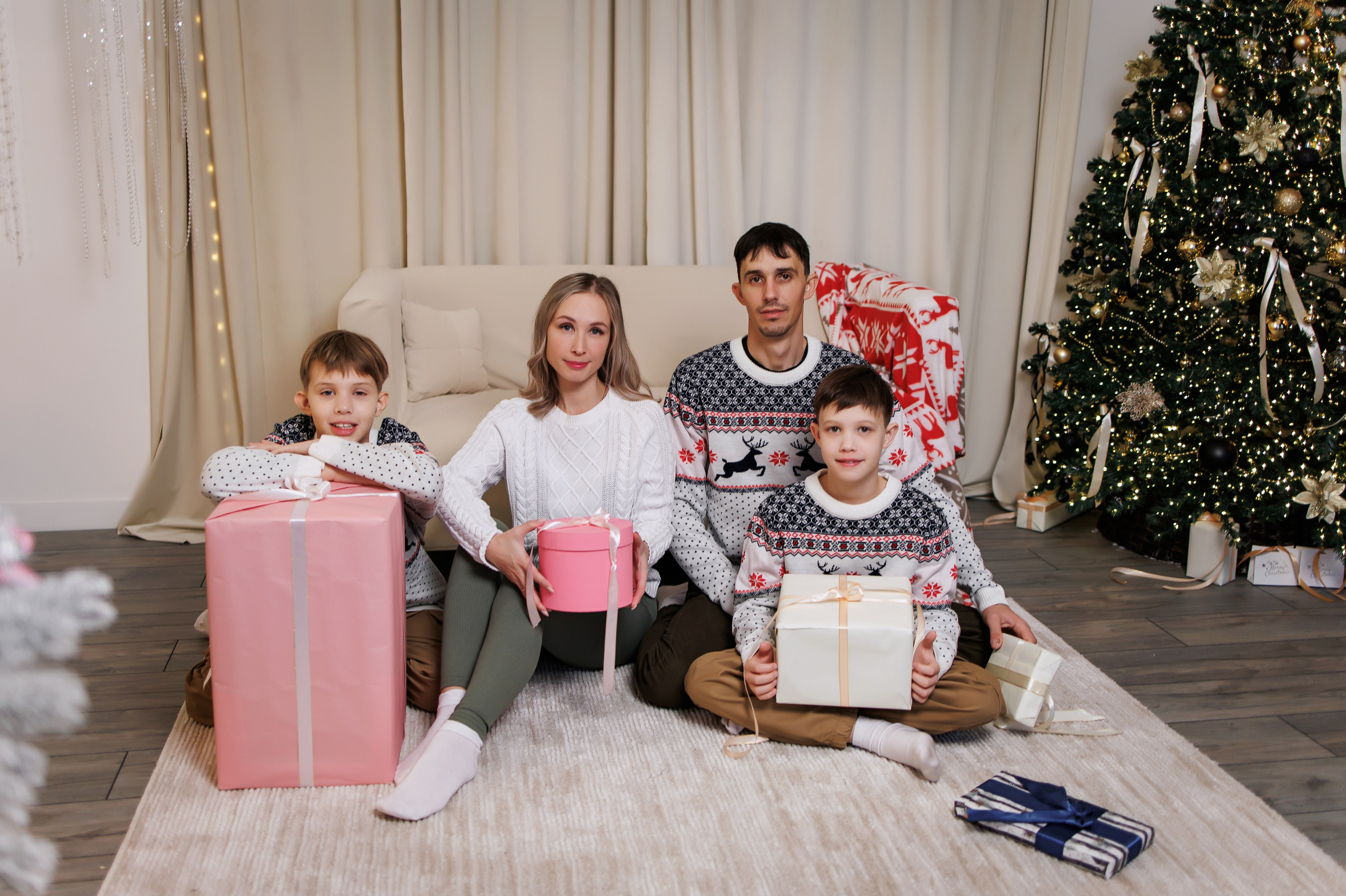 Новогодний период. Интерьерная фотостудия Background в Омске