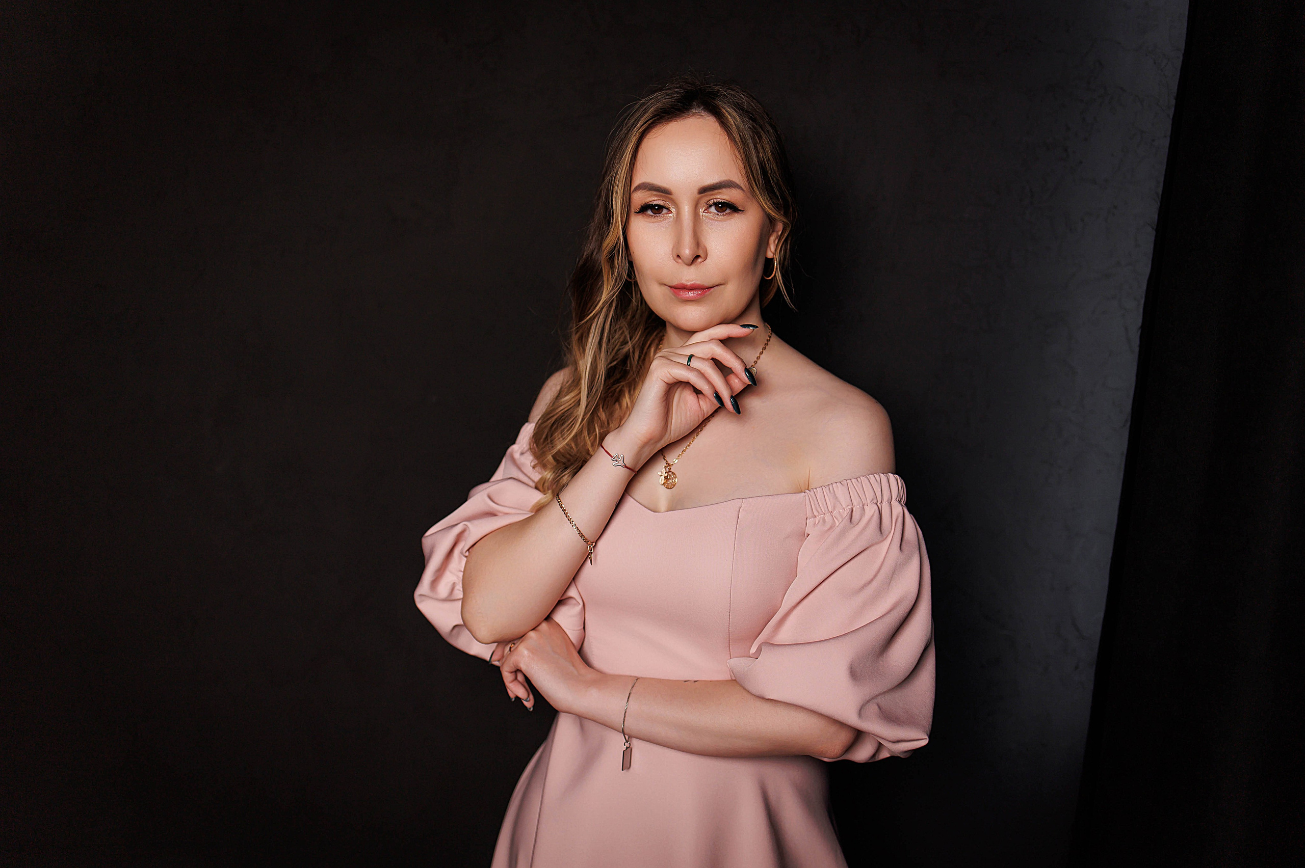 Штатный фотограф. Интерьерная фотостудия Background в Омске