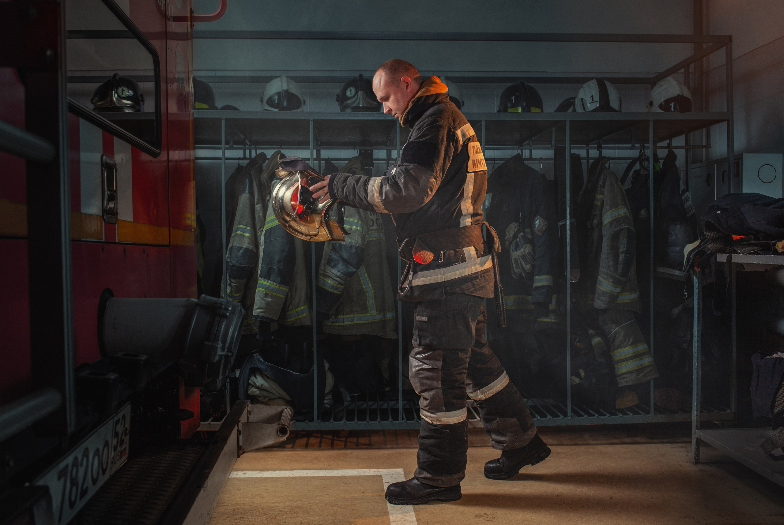 Съемка пожарного в обмундировании в пожарной части