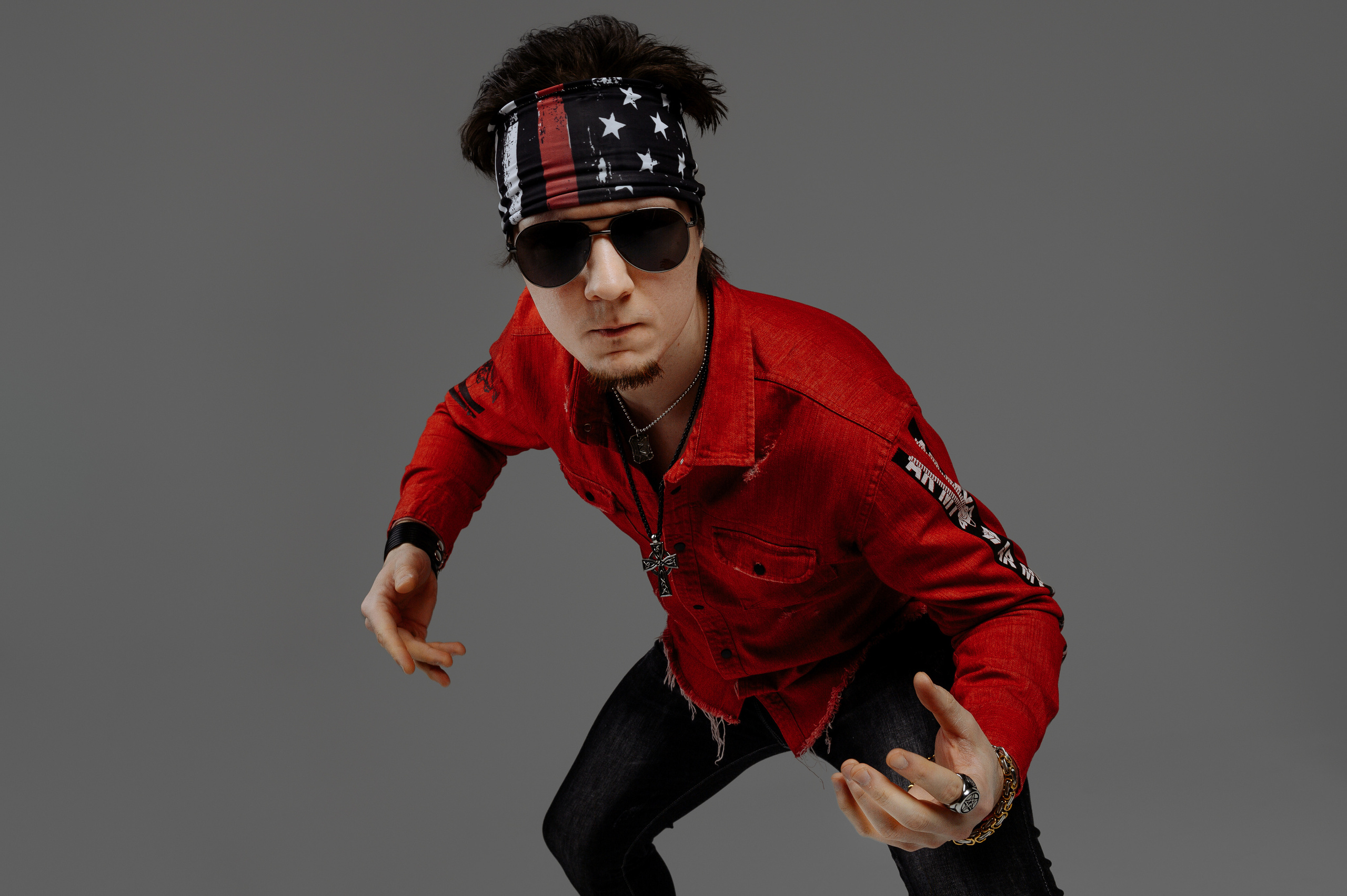 Музыкант в красной рубашке 