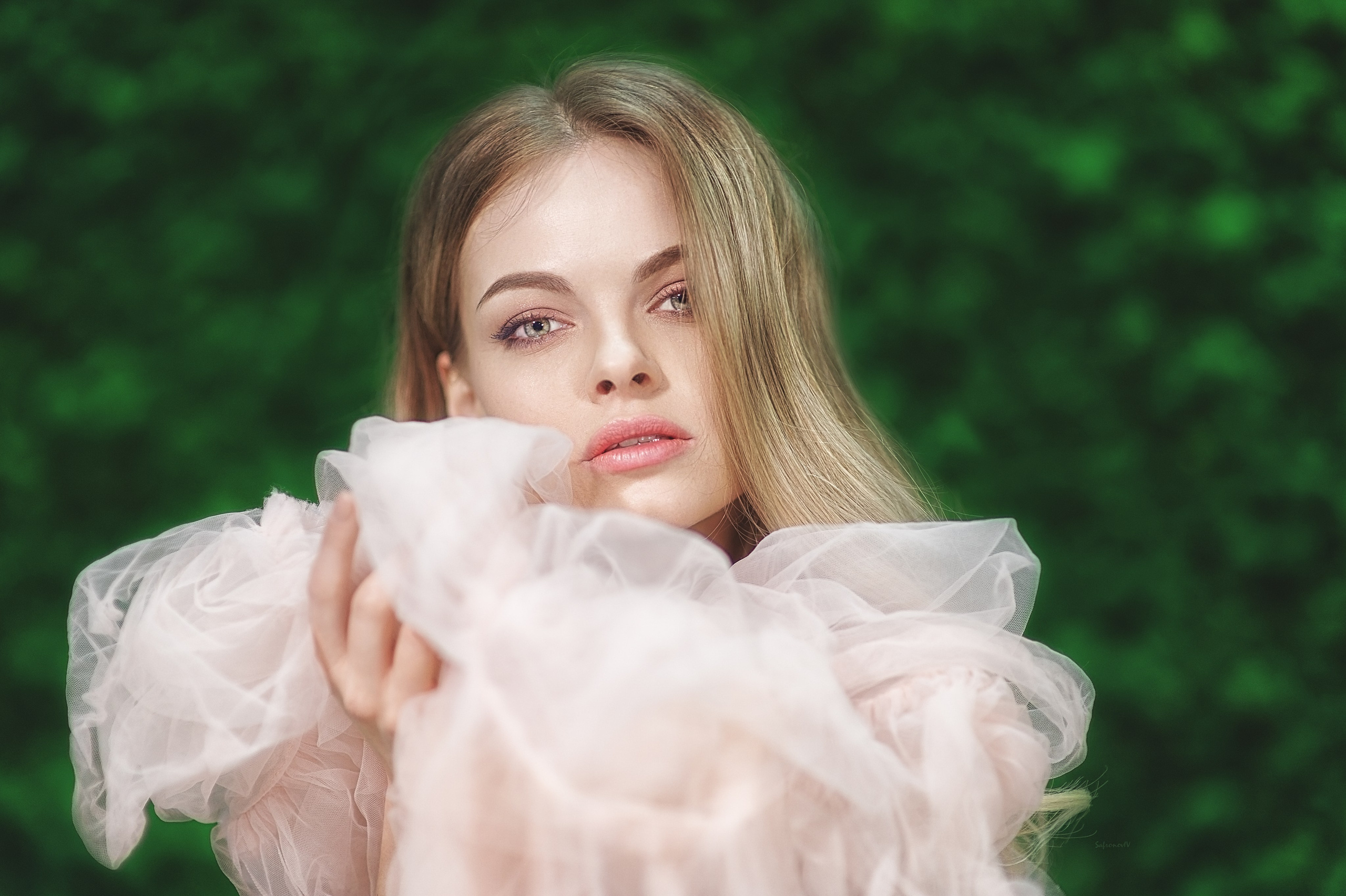 Зелёный фон как источник вдохновения: сочетаем цвет в гардеробе. Safronov Ivan — a portrait photographer in Moscow